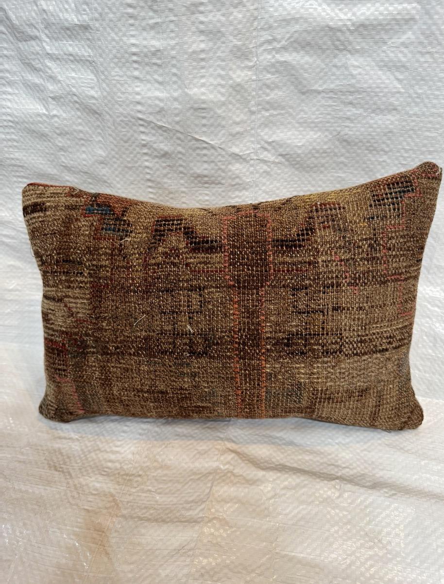 17th Century Oushak Pillow In Good Condition For Sale In Los Angeles, US