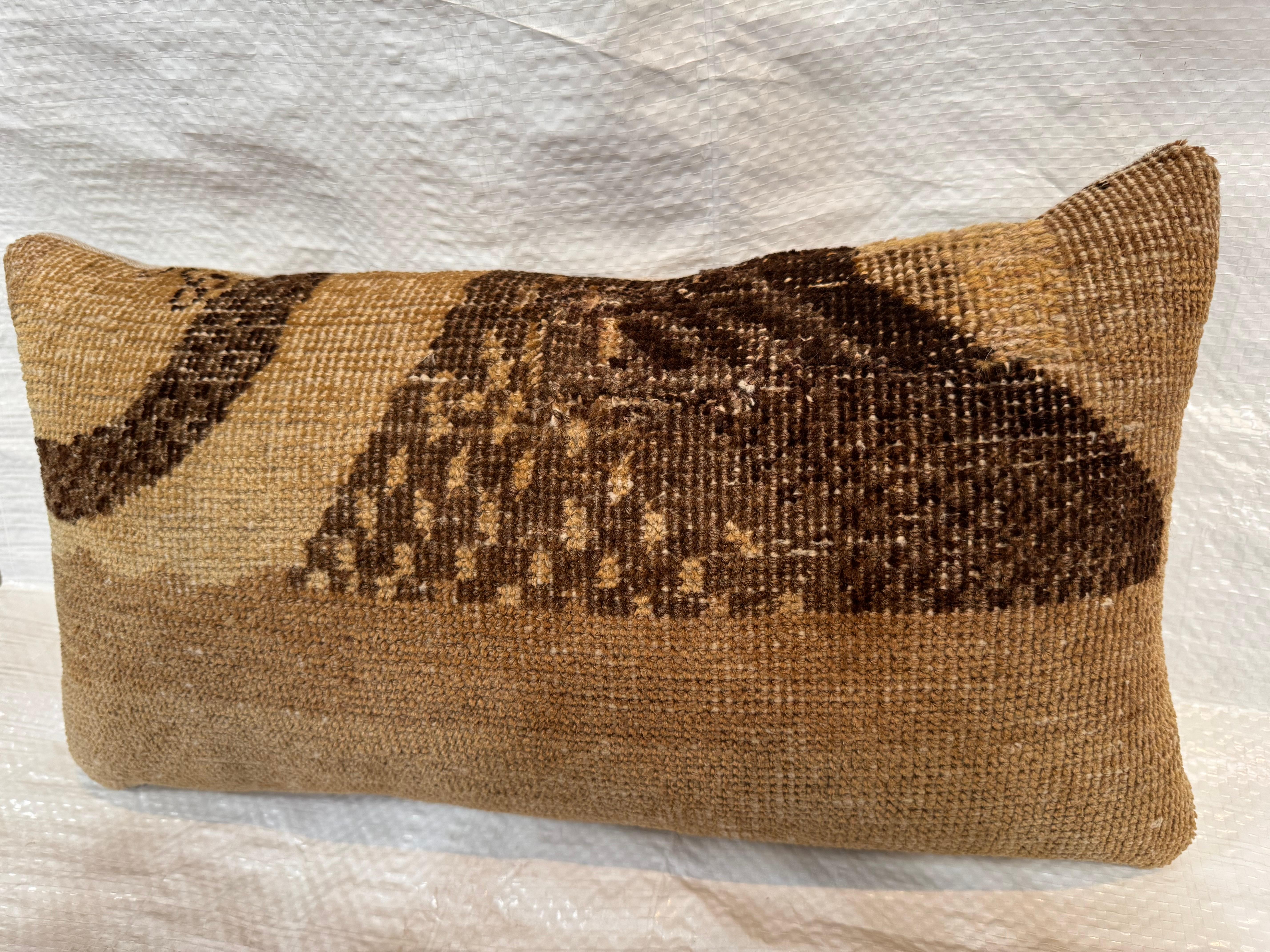 17th Century Oushak Pillow In Good Condition For Sale In Los Angeles, US