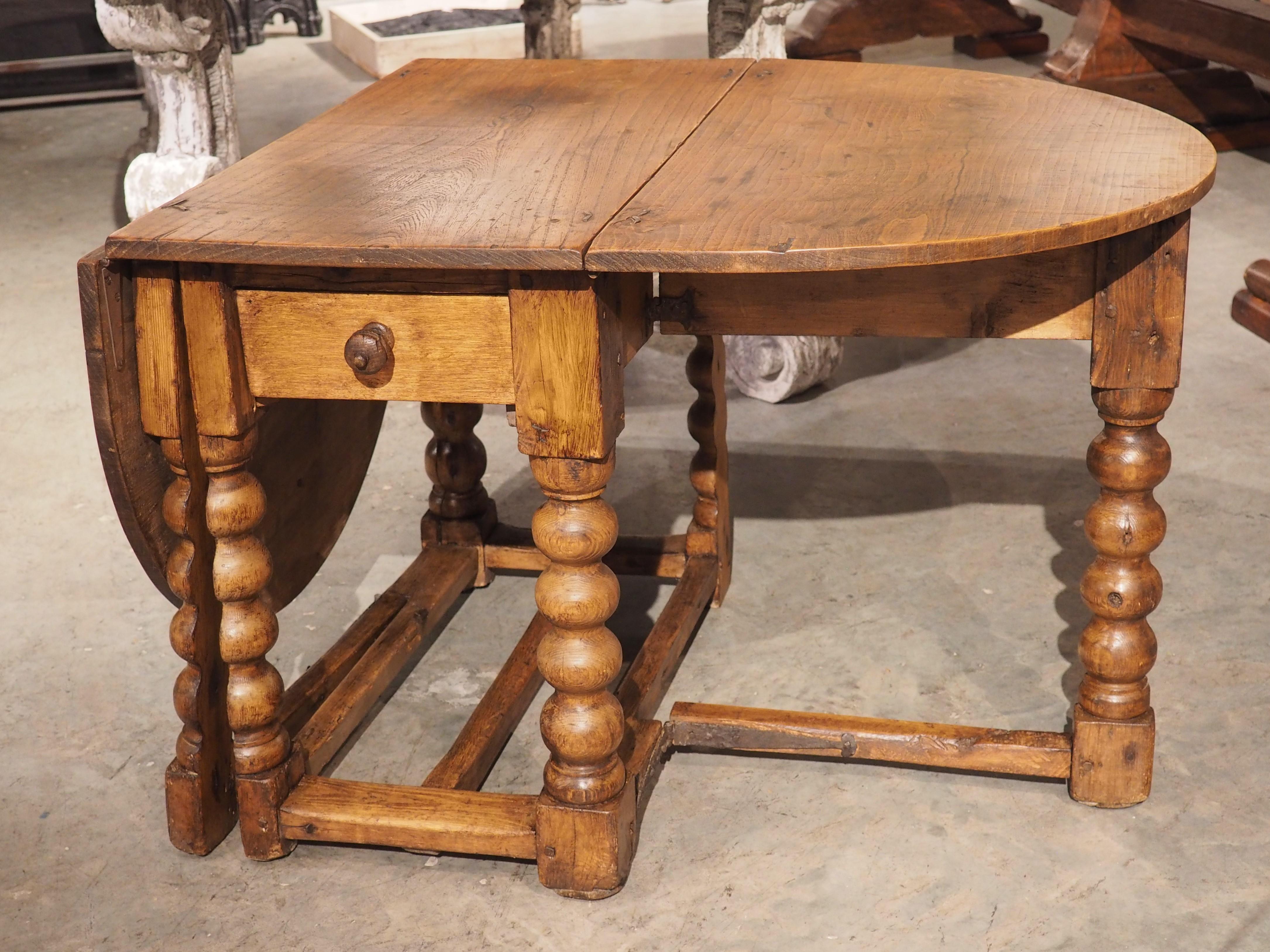 17th Century Oval Gate Leg Table from England In Good Condition In Dallas, TX