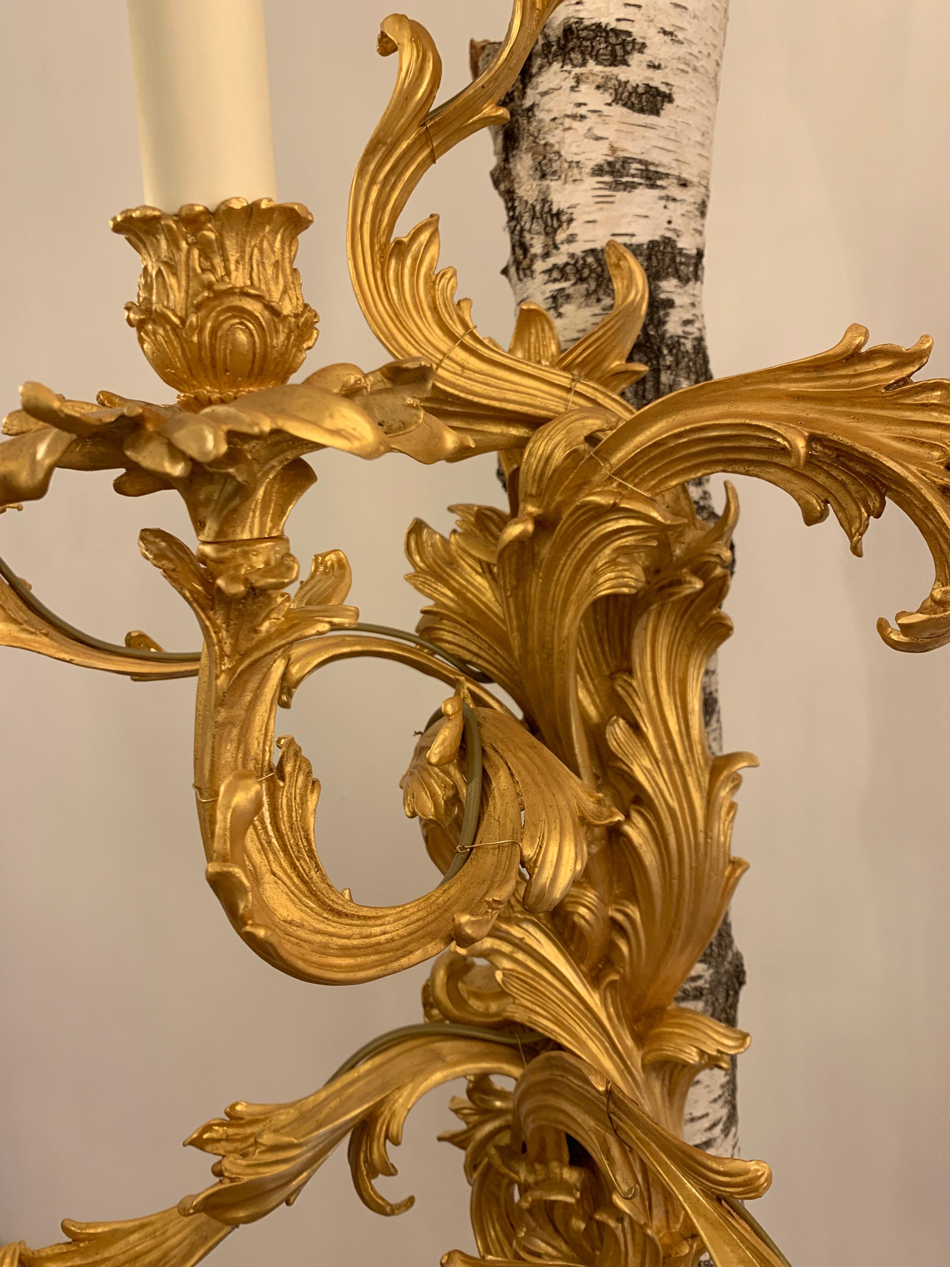 17. Jahrhundert Paar 6-flammige Wandleuchten aus vergoldeter Bronze, inspiriert von J. Caffieri im Zustand „Hervorragend“ im Angebot in SAINT-OUEN-SUR-SEINE, FR