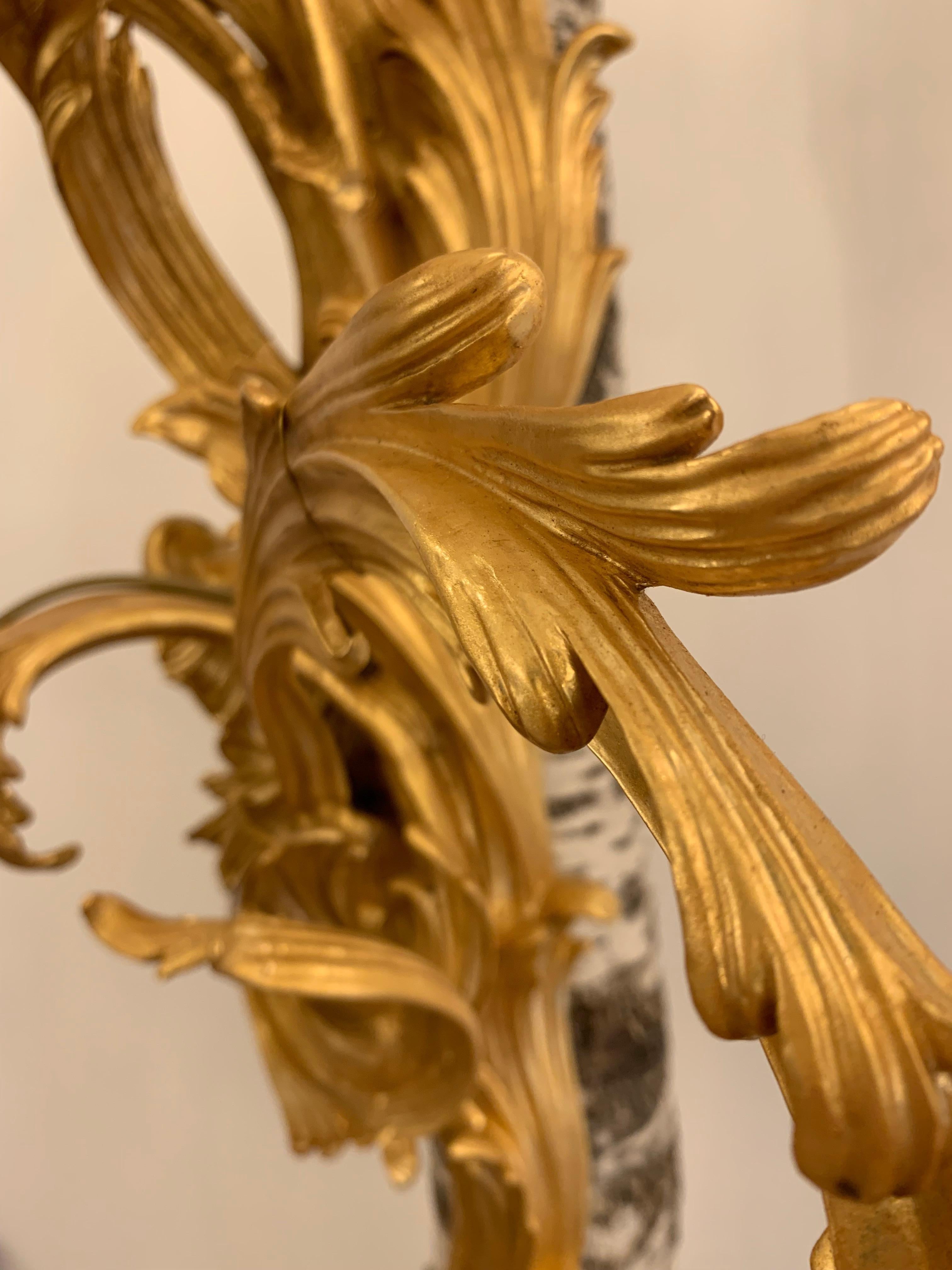 XVIIIe siècle et antérieur Paire d'appliques à 6 lumières en bronze doré du 17e siècle inspirées par J.Caffieri en vente