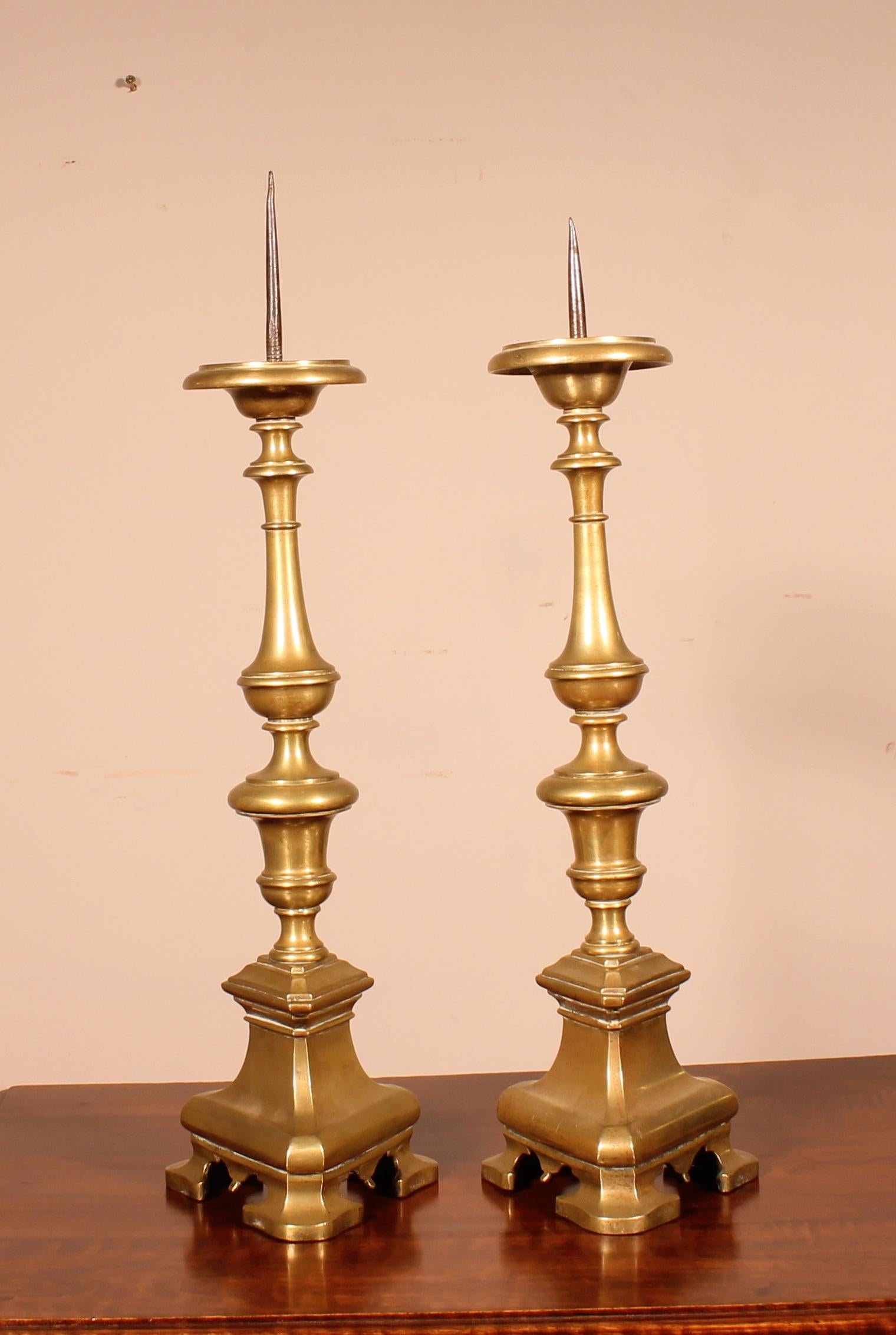 Elegant pair of bronze candlesticks from the end of the 17th century from Italy
Beautiful turning and fine quality
little difference of the pikes (see pictures)
Delivery in Belgium, France and abroad.
Visible in our showroom at 41Rue Henri