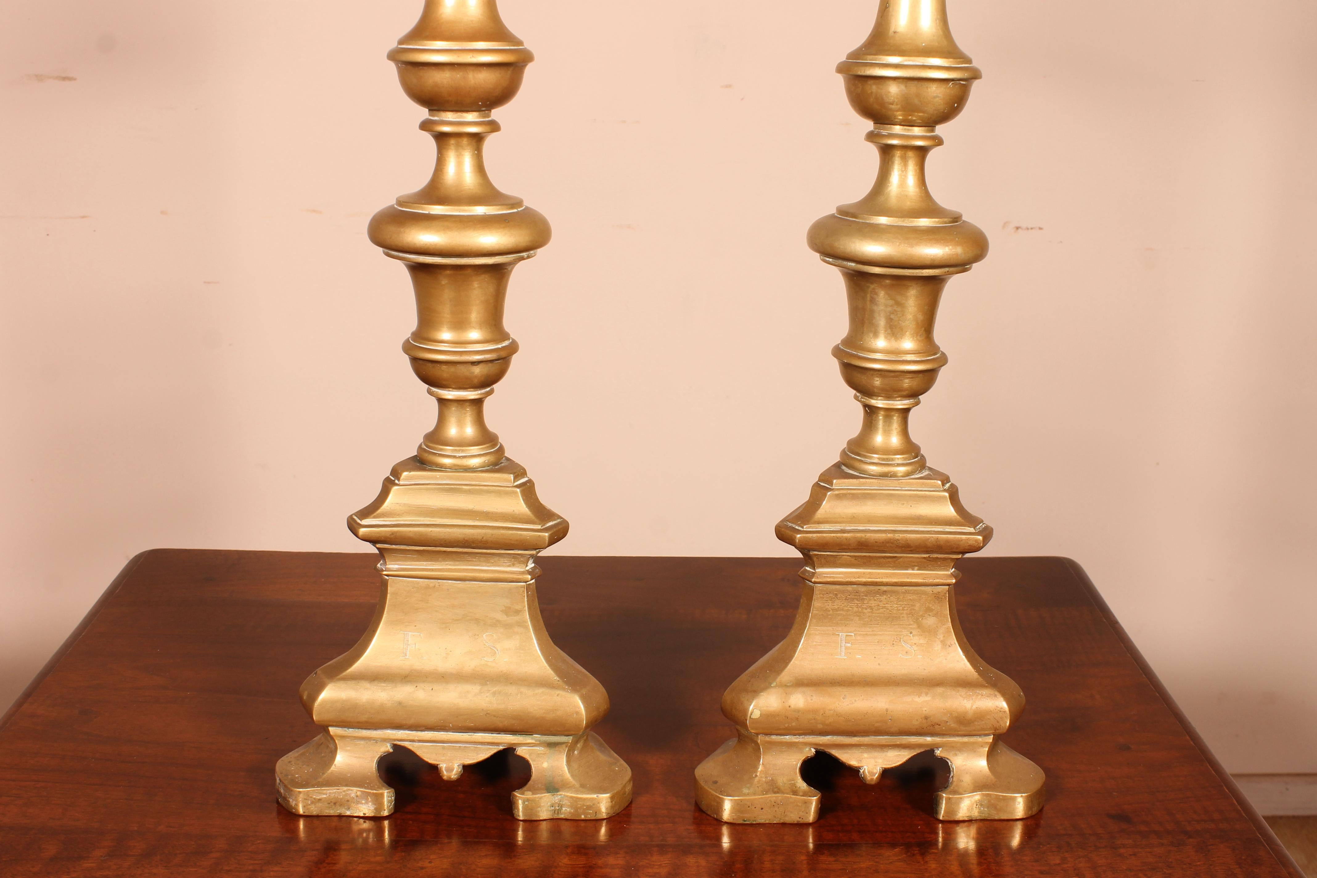 Elegant pair of bronze candlesticks from the end of the 17th century from Italy stamped FS
Beautiful turning and fine quality
beautiful patina

Delivery in Belgium, US and abroad.
 