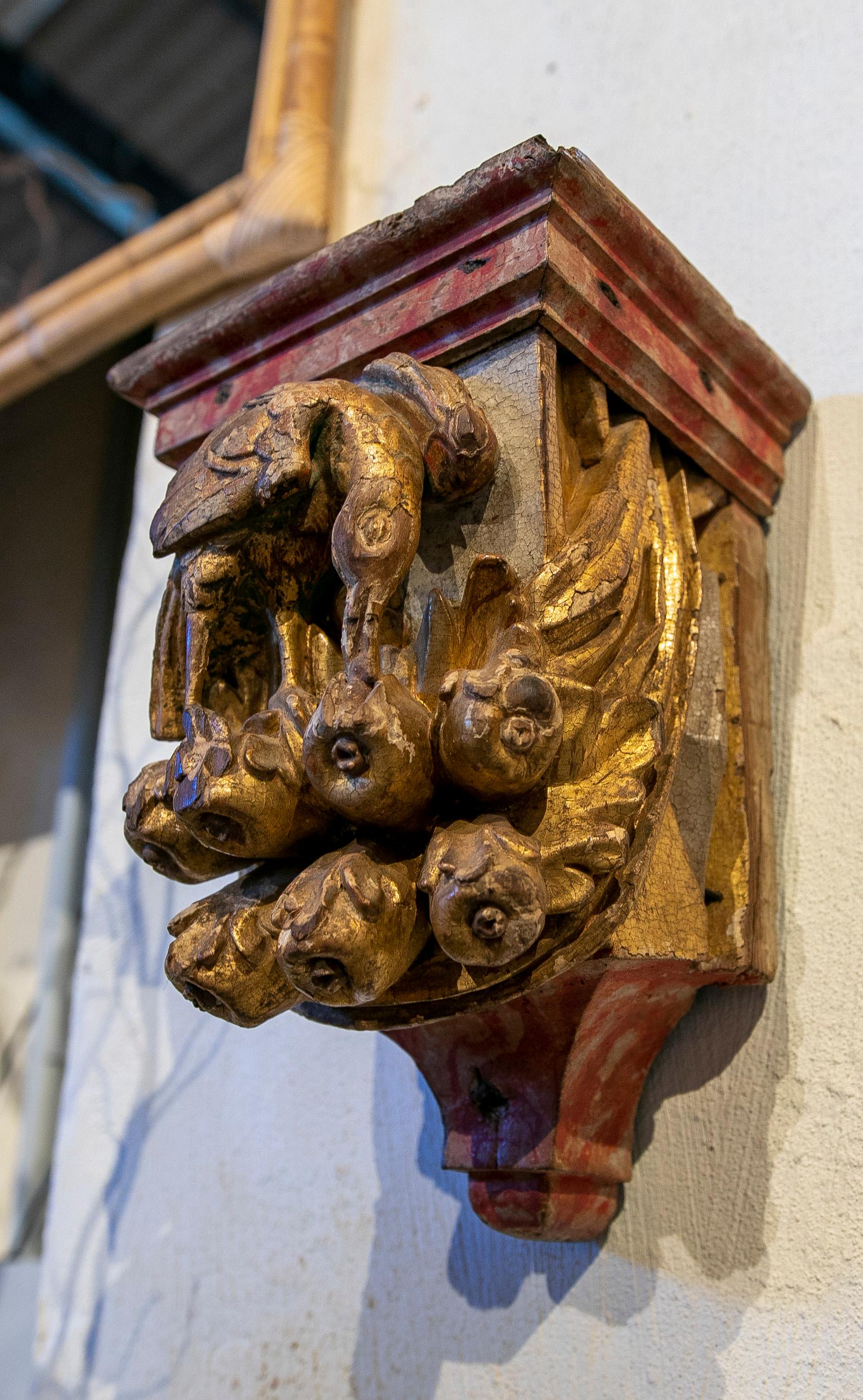 17th Century Pair of Carved and Gilded Wooden Mensulae with Birds For Sale 5