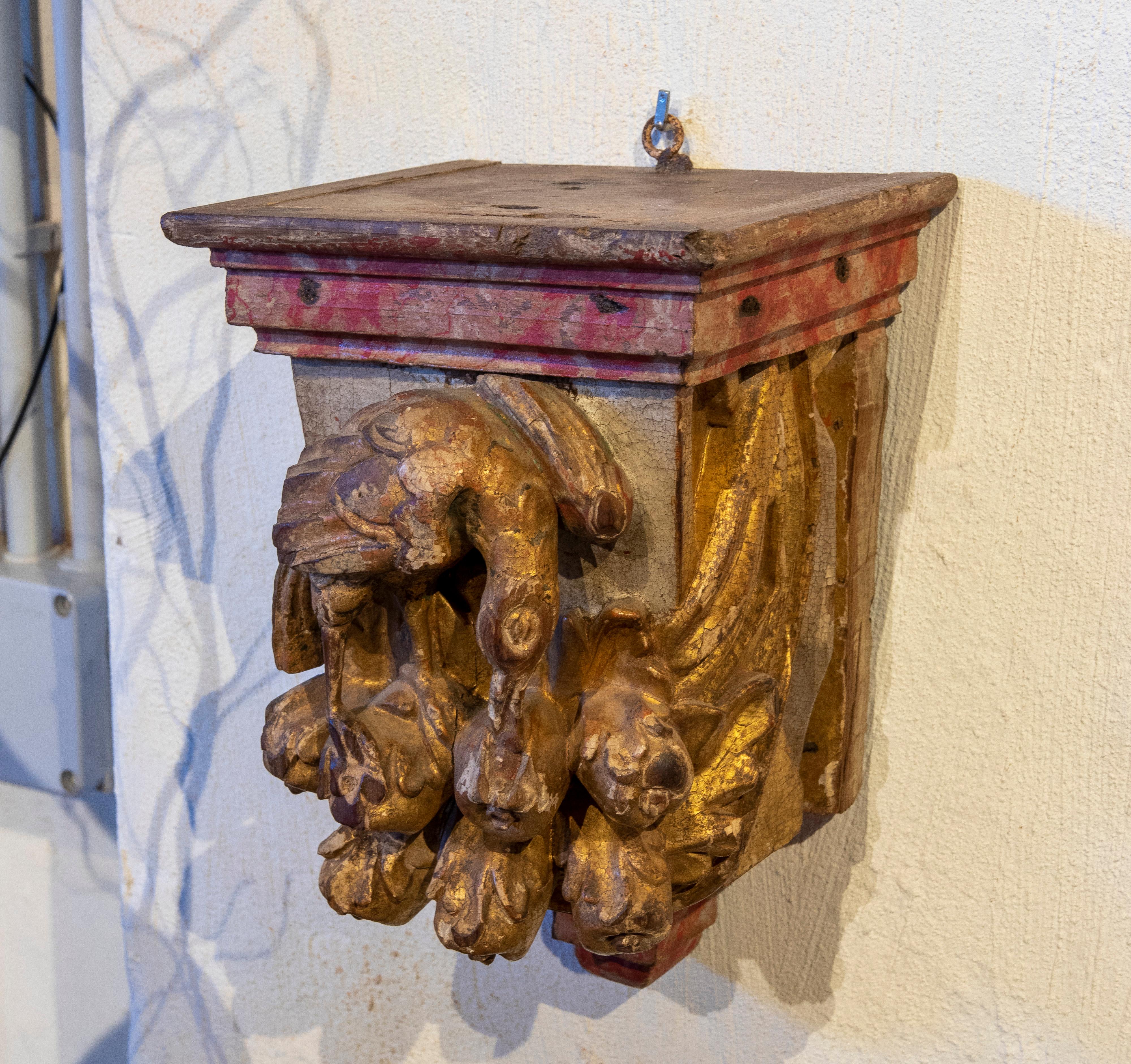 17th Century Pair of Carved and Gilded Wooden Mensulae with Birds For Sale 11