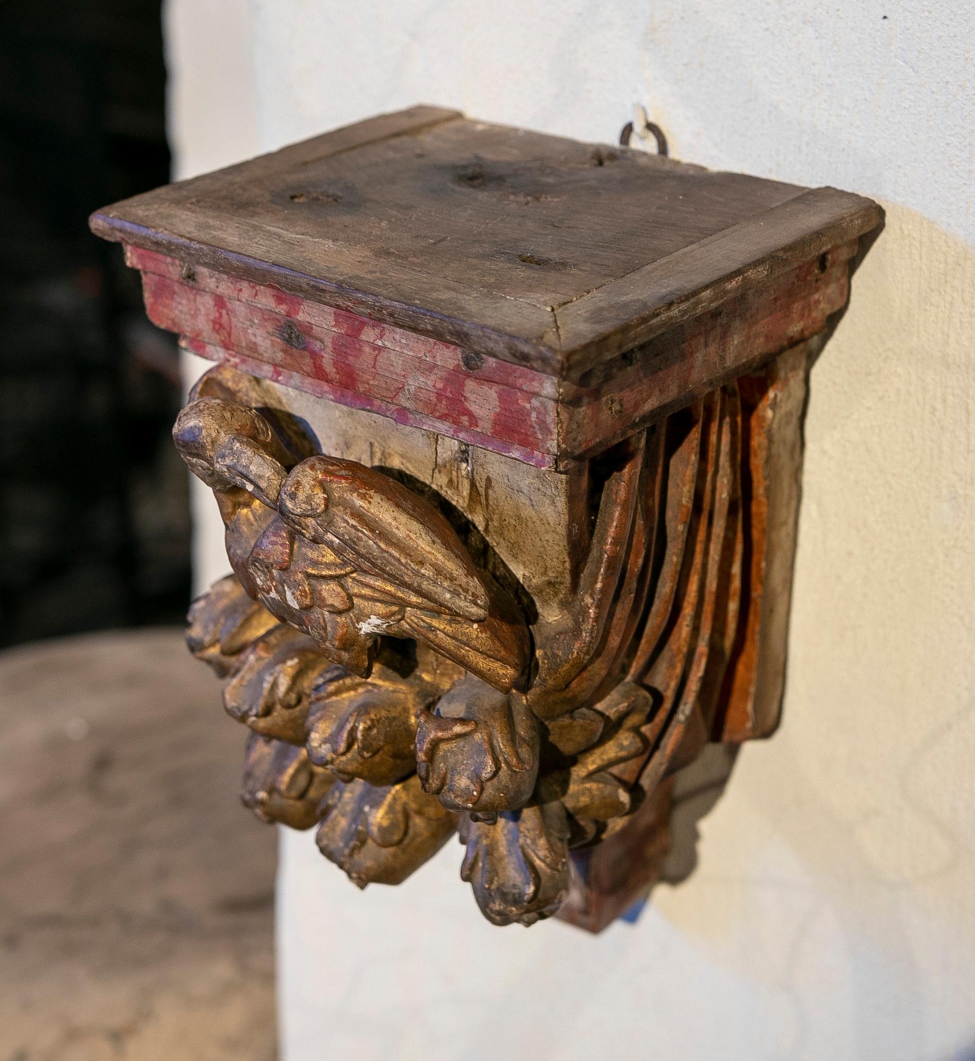 Hand-Painted 17th Century Pair of Carved and Gilded Wooden Mensulae with Birds For Sale