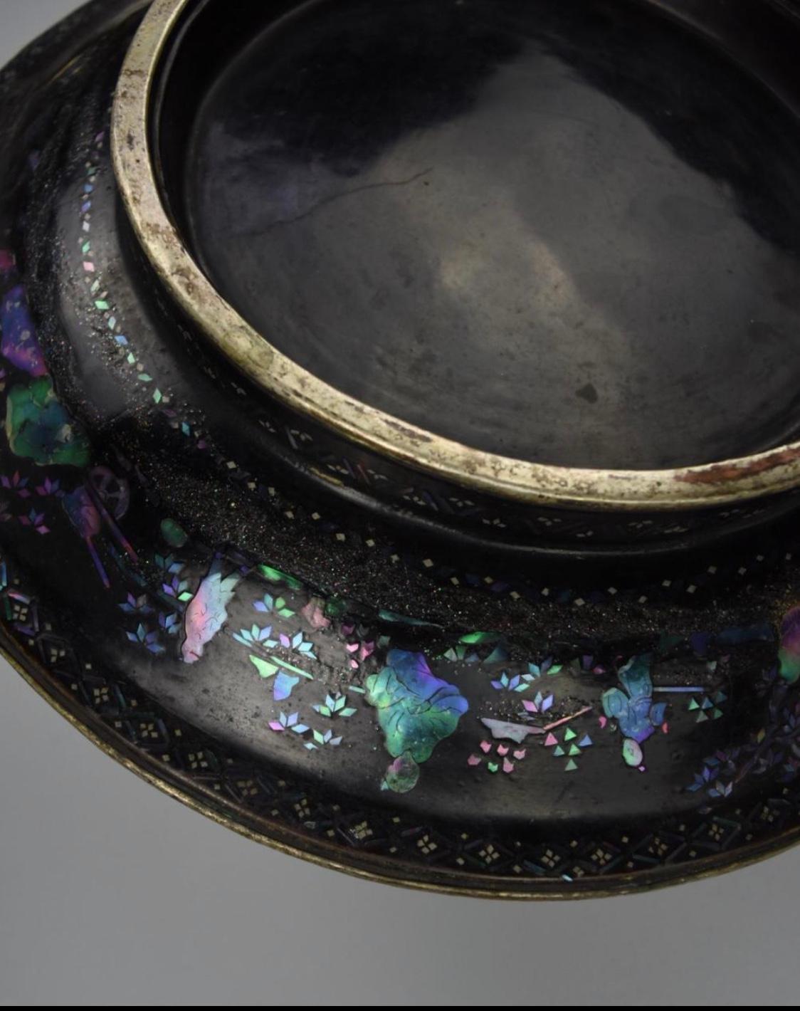 17th Century Pair of Chinese Silver Lacquer Plates with Mother of Pearl For Sale 9