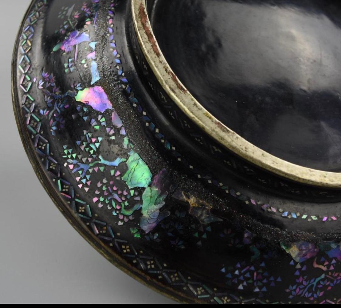 17th Century Pair of Chinese Silver Lacquer Plates with Mother of Pearl For Sale 10