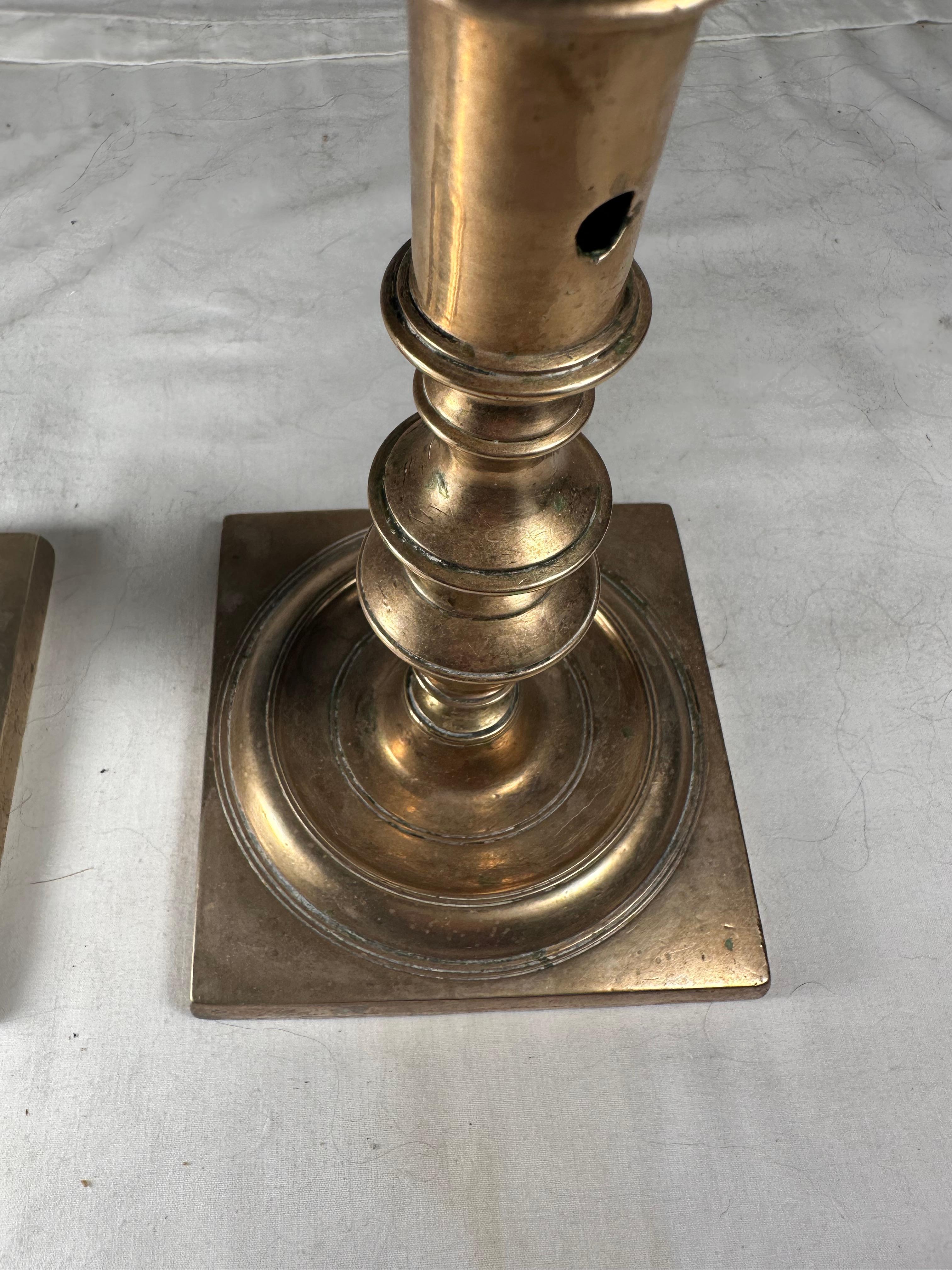 Coppia di candelieri olandesi in bronzo del XVII secolo. in vendita 2