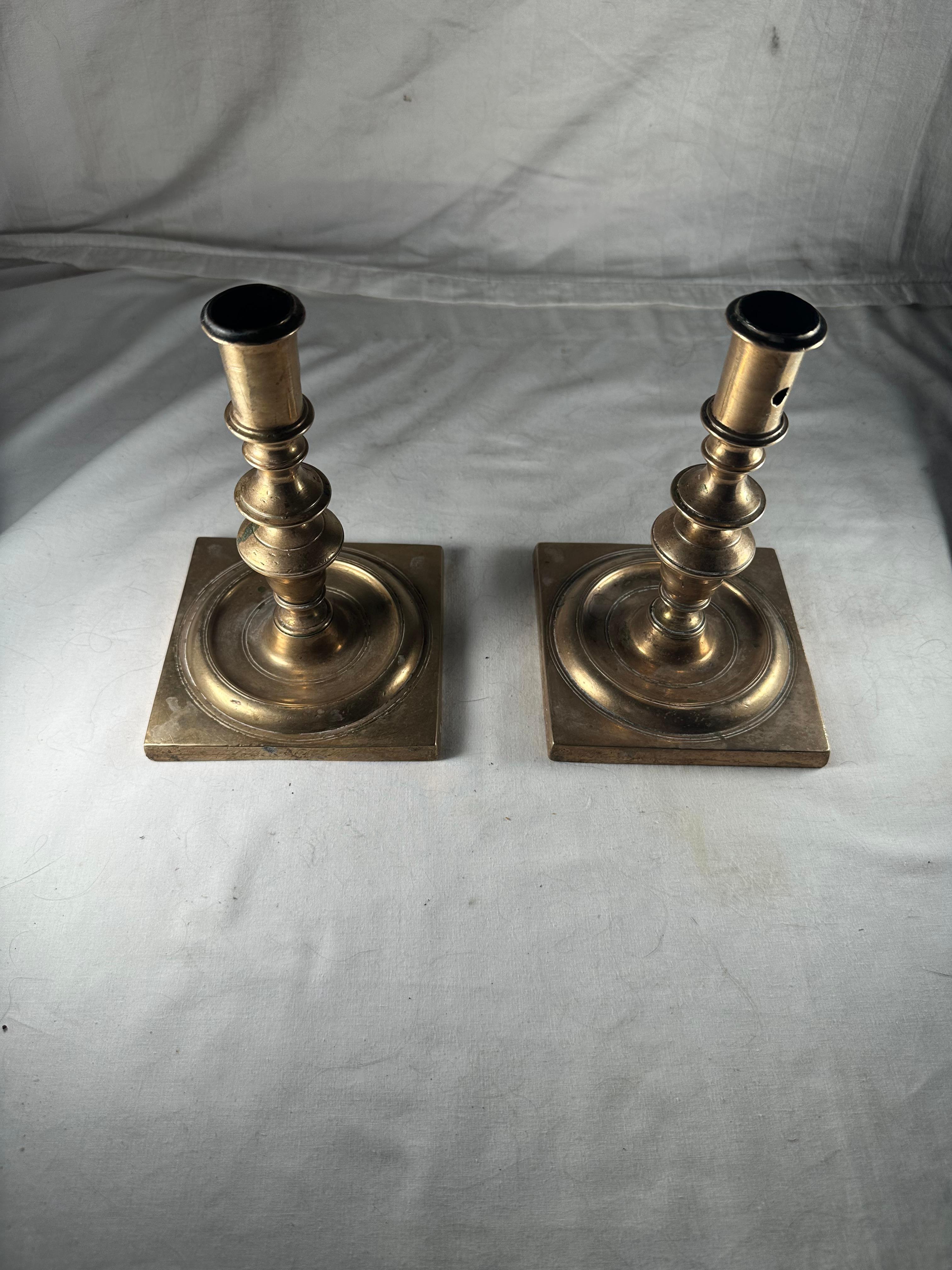 Coppia di candelieri olandesi in bronzo del XVII secolo. in vendita 3