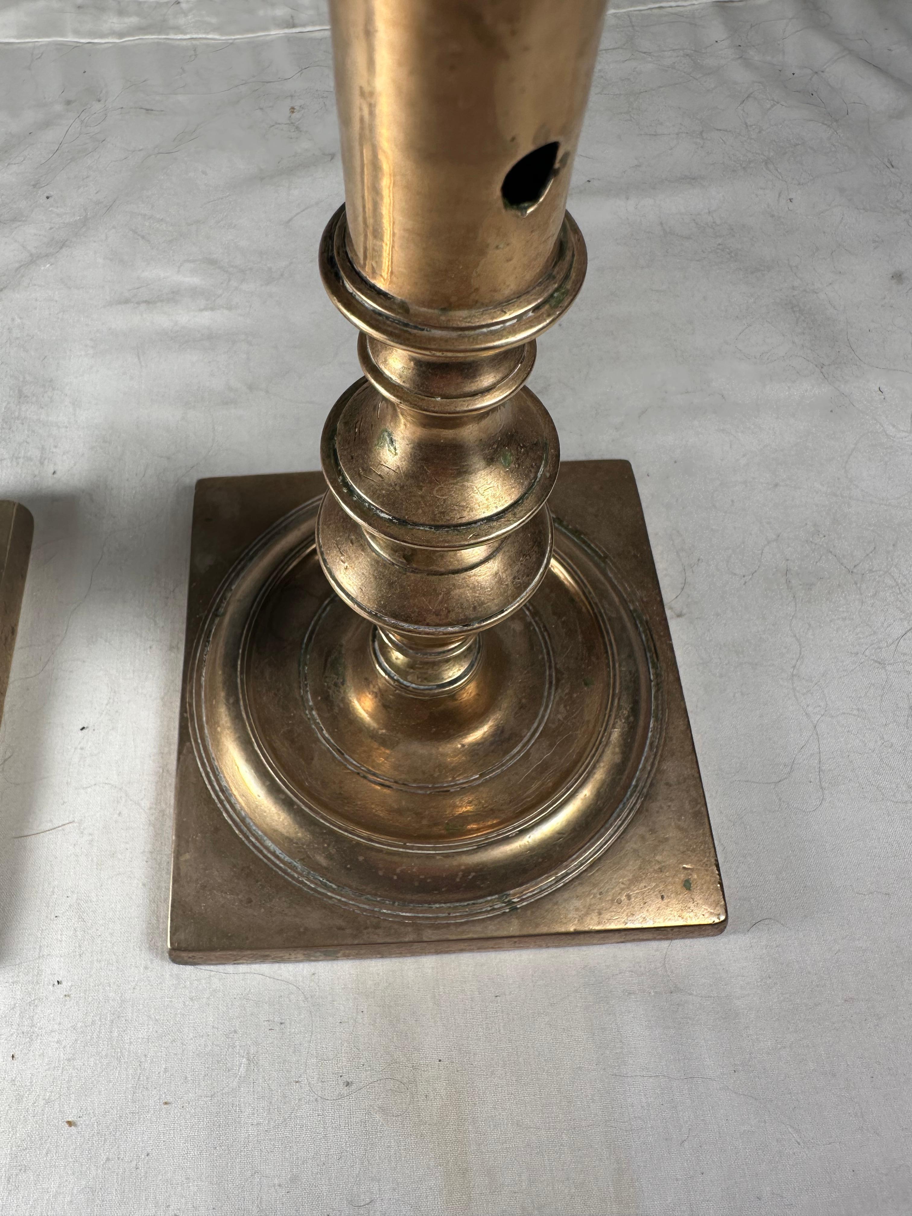 Coppia di candelieri olandesi in bronzo del XVII secolo. in vendita 4