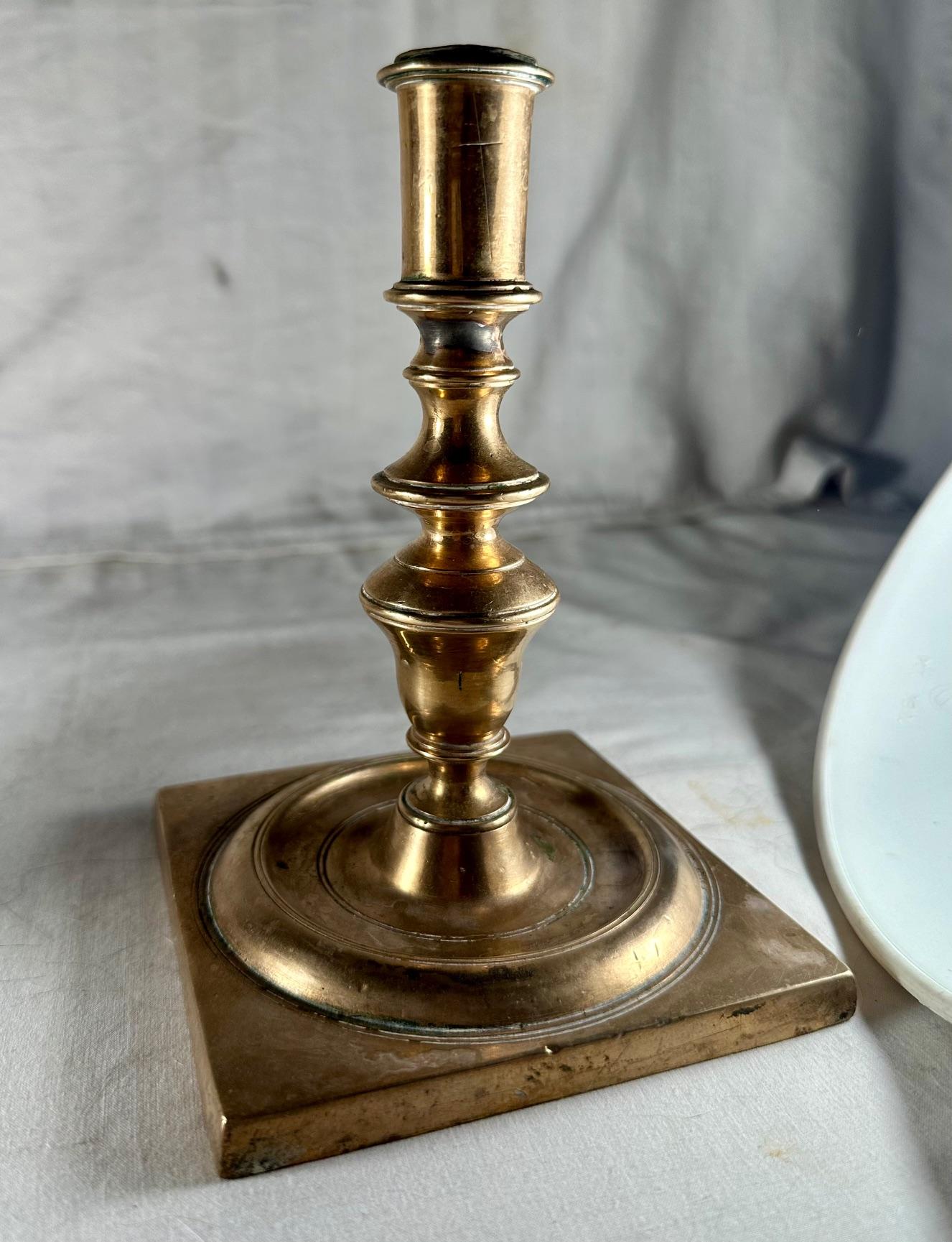 Coppia di candelieri olandesi in bronzo del XVII secolo.

Rarissima coppia di candelieri barocchi olandesi in bronzo pesante con base a quattro lati, circa 1680. La base quadrata molto ampia è creata con un robusto zoccolo. Il gambo ha un beccuccio