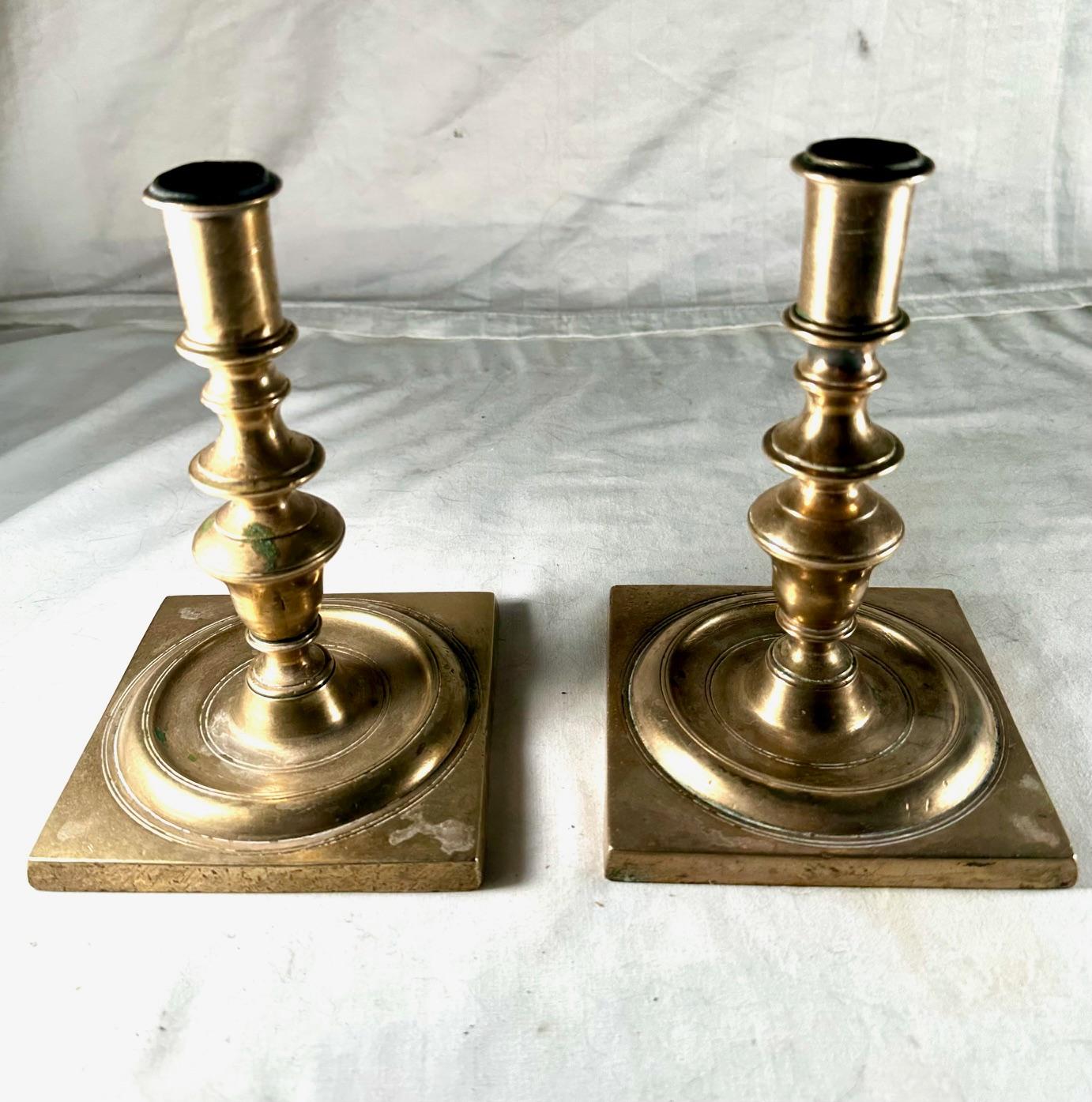 Barocco Coppia di candelieri olandesi in bronzo del XVII secolo. in vendita