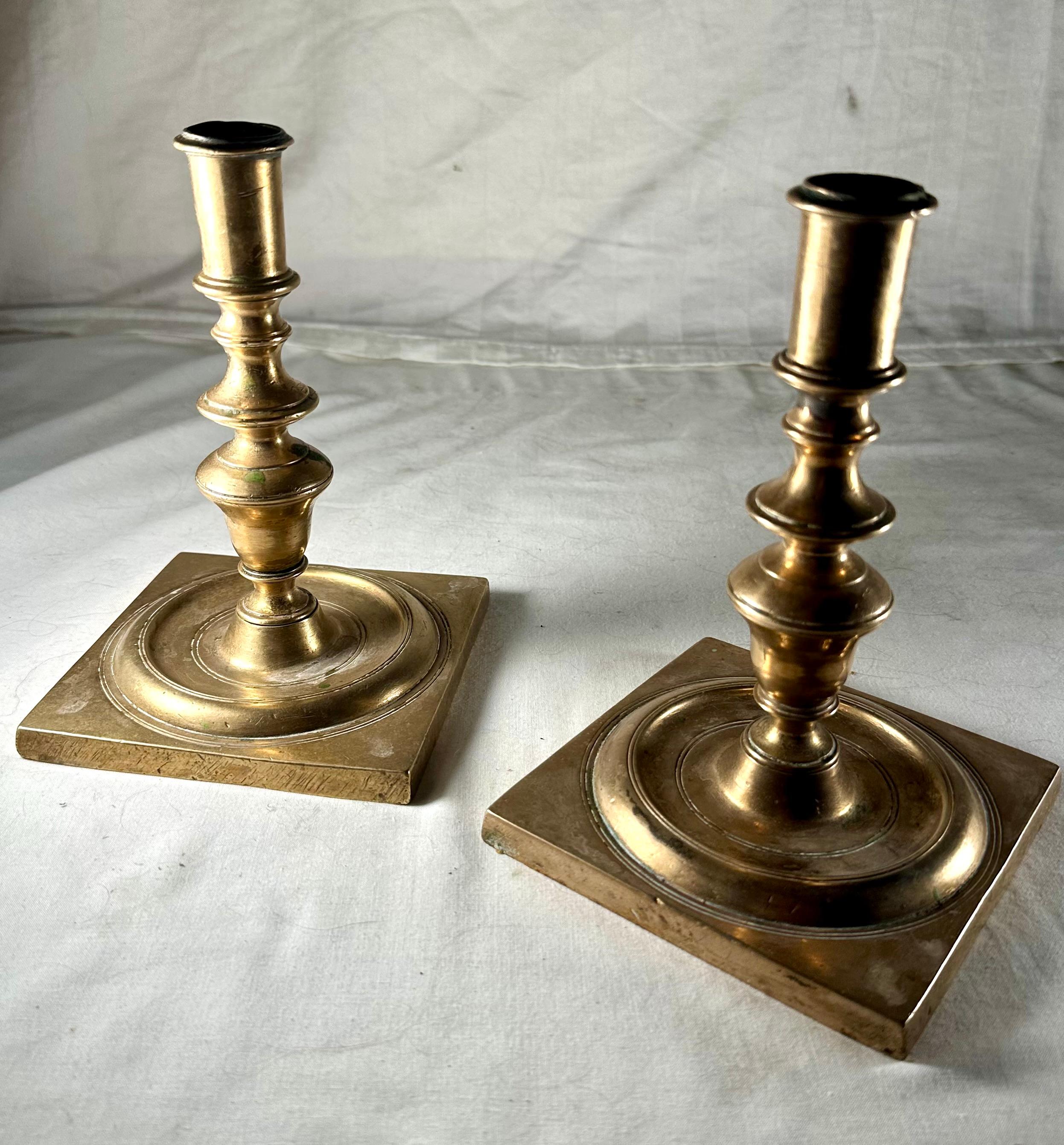 Olandese Coppia di candelieri olandesi in bronzo del XVII secolo. in vendita