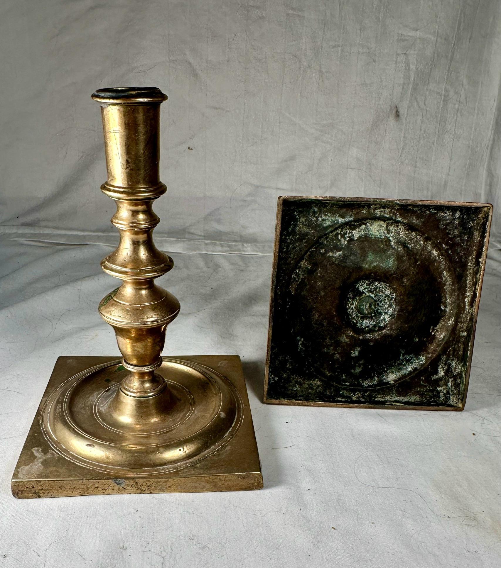 Calco Coppia di candelieri olandesi in bronzo del XVII secolo. in vendita