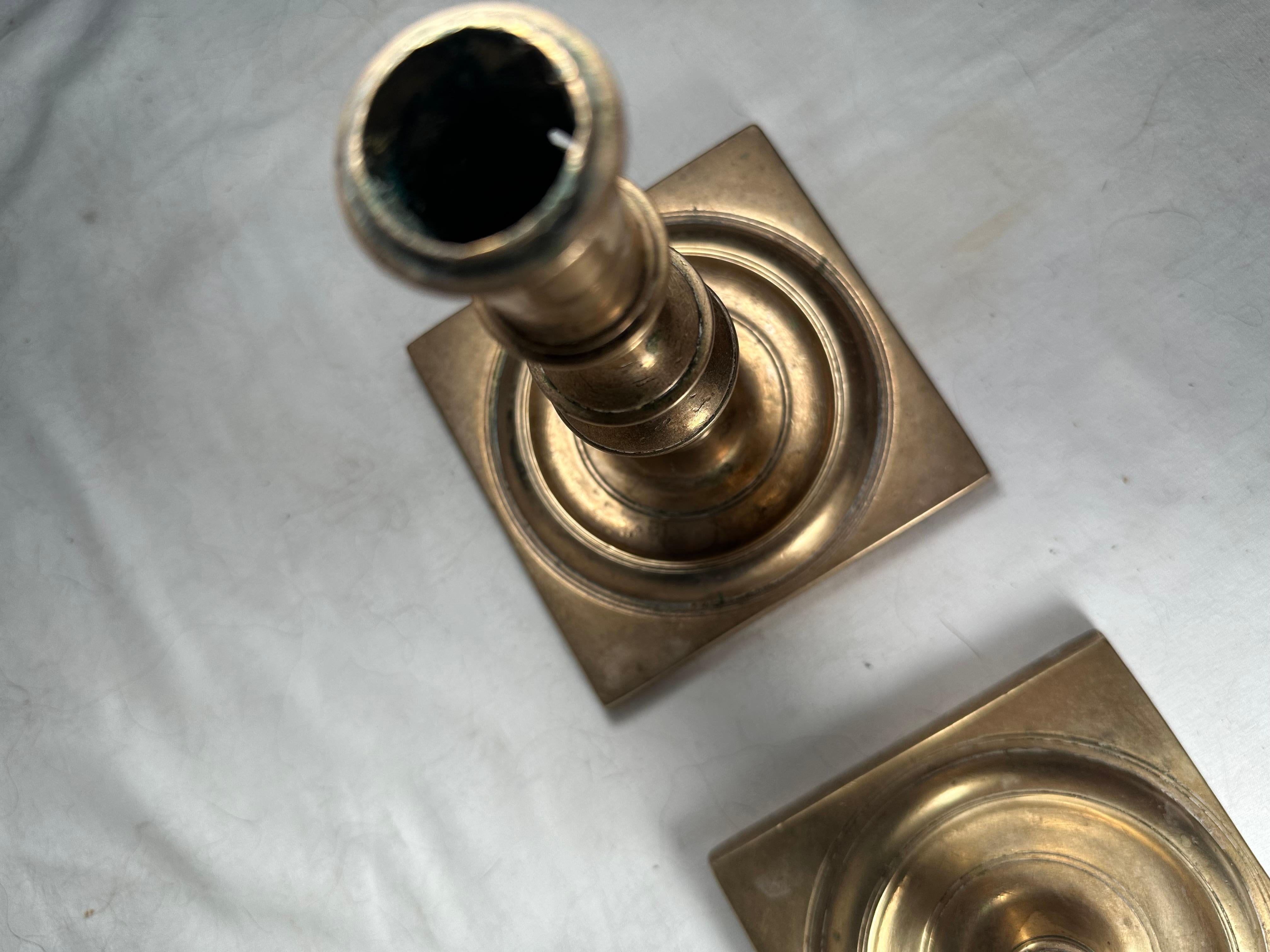 Fino al XVIII secolo Coppia di candelieri olandesi in bronzo del XVII secolo. in vendita