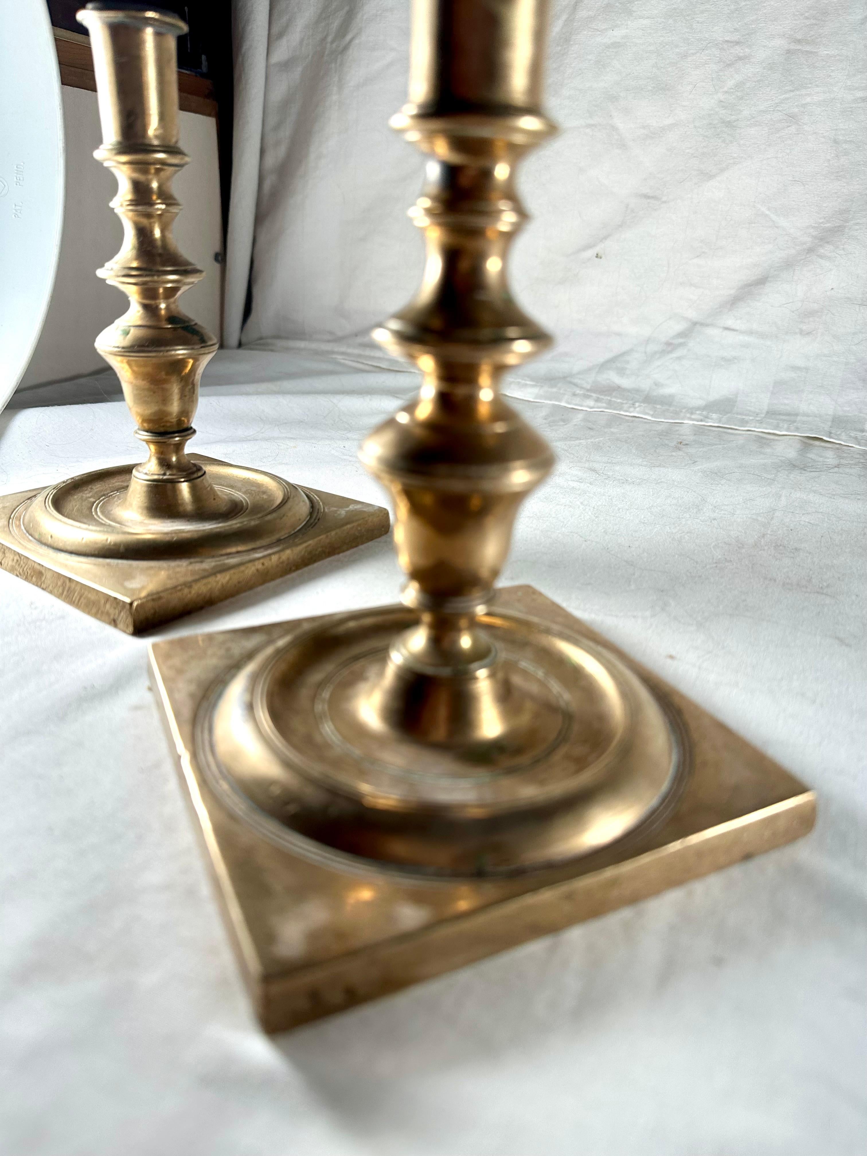 Bronzo Coppia di candelieri olandesi in bronzo del XVII secolo. in vendita