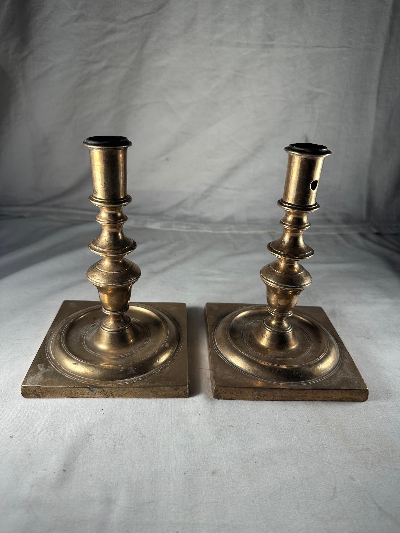 Coppia di candelieri olandesi in bronzo del XVII secolo. in vendita 1