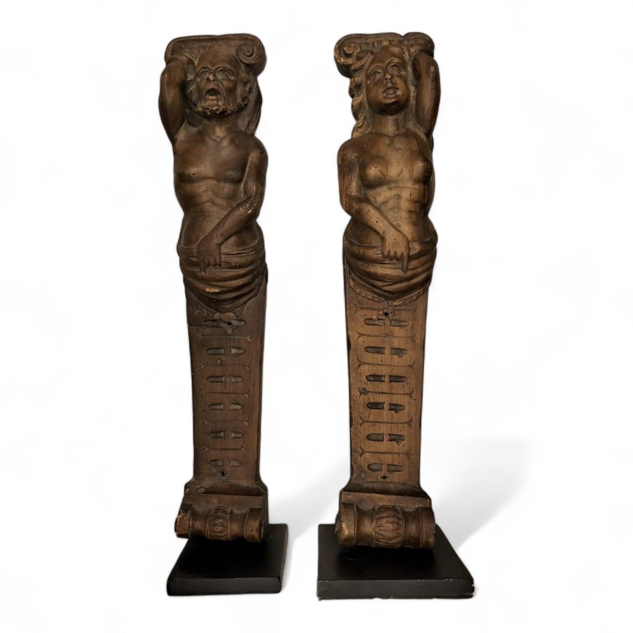 Dieses seltene und fein gearbeitete Paar französischer Karyatiden aus dem 17. Jahrhundert ist ein beeindruckendes Beispiel für Holzskulpturen aus dem Barock. Die aus geformtem und geschnitztem Eichenholz gefertigten Figuren stellen eine klassisch