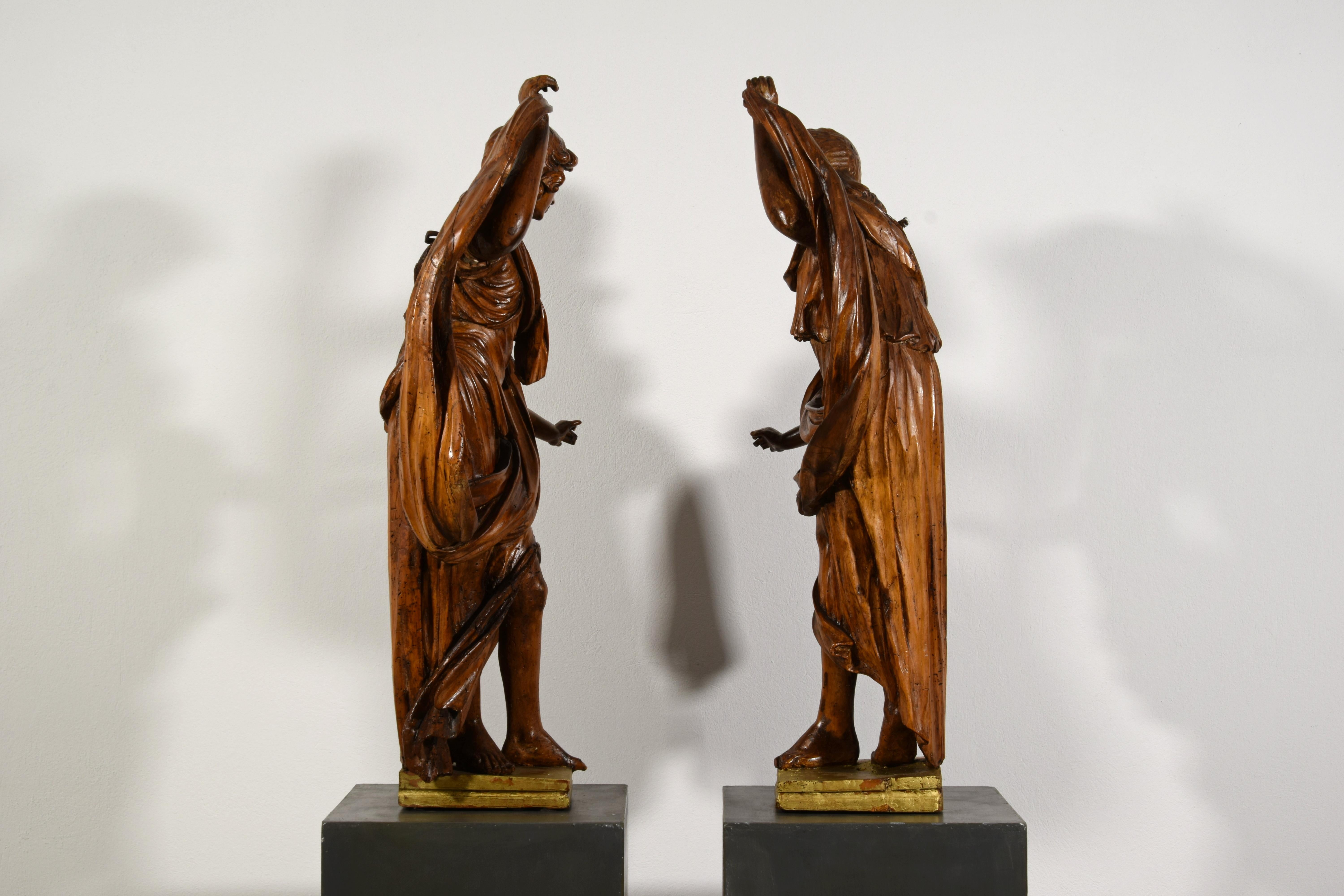 Siglo XVII, Pareja de esculturas barrocas italianas de nogal en venta 5