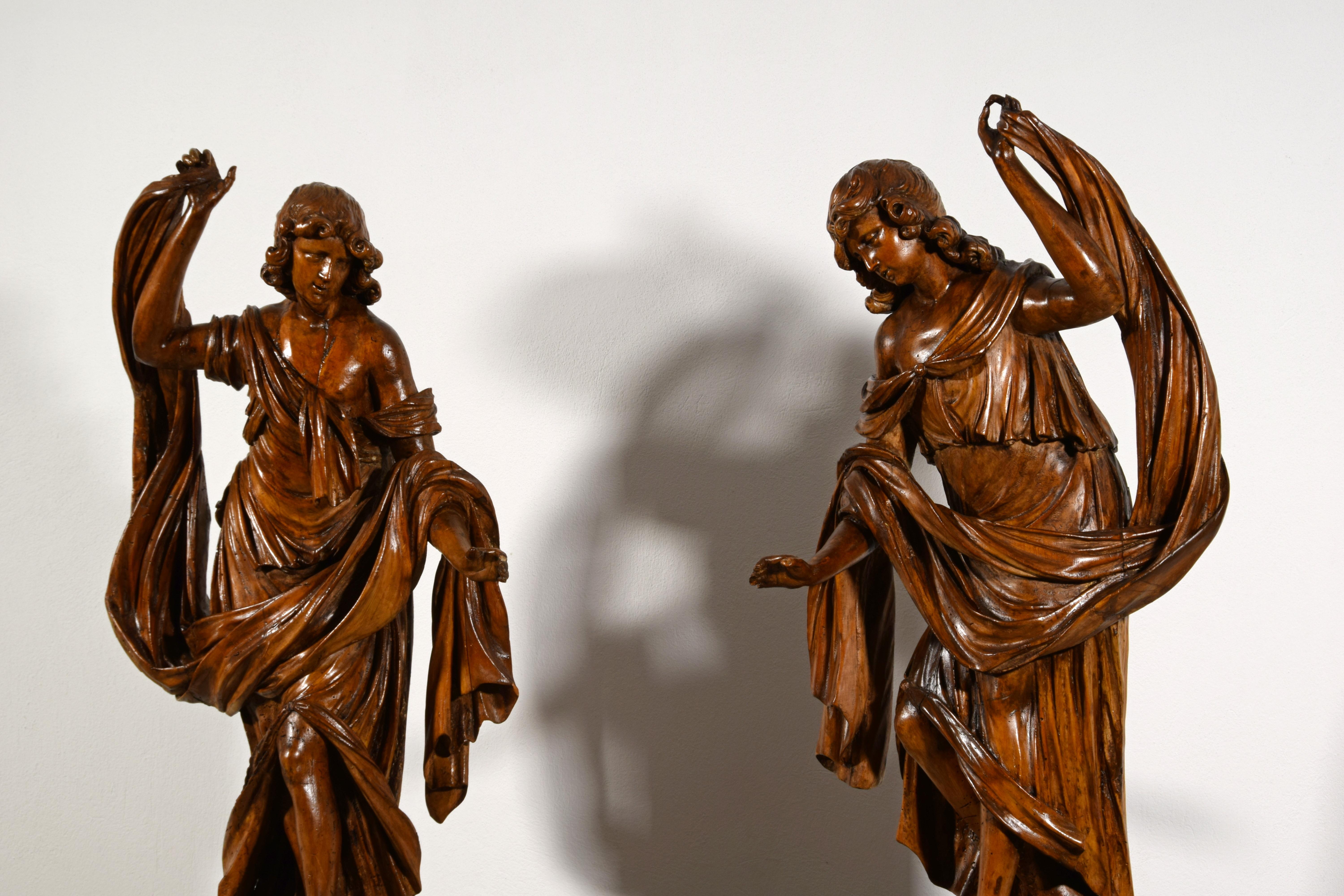 Siglo XVII, Pareja de esculturas barrocas italianas de nogal en venta 8