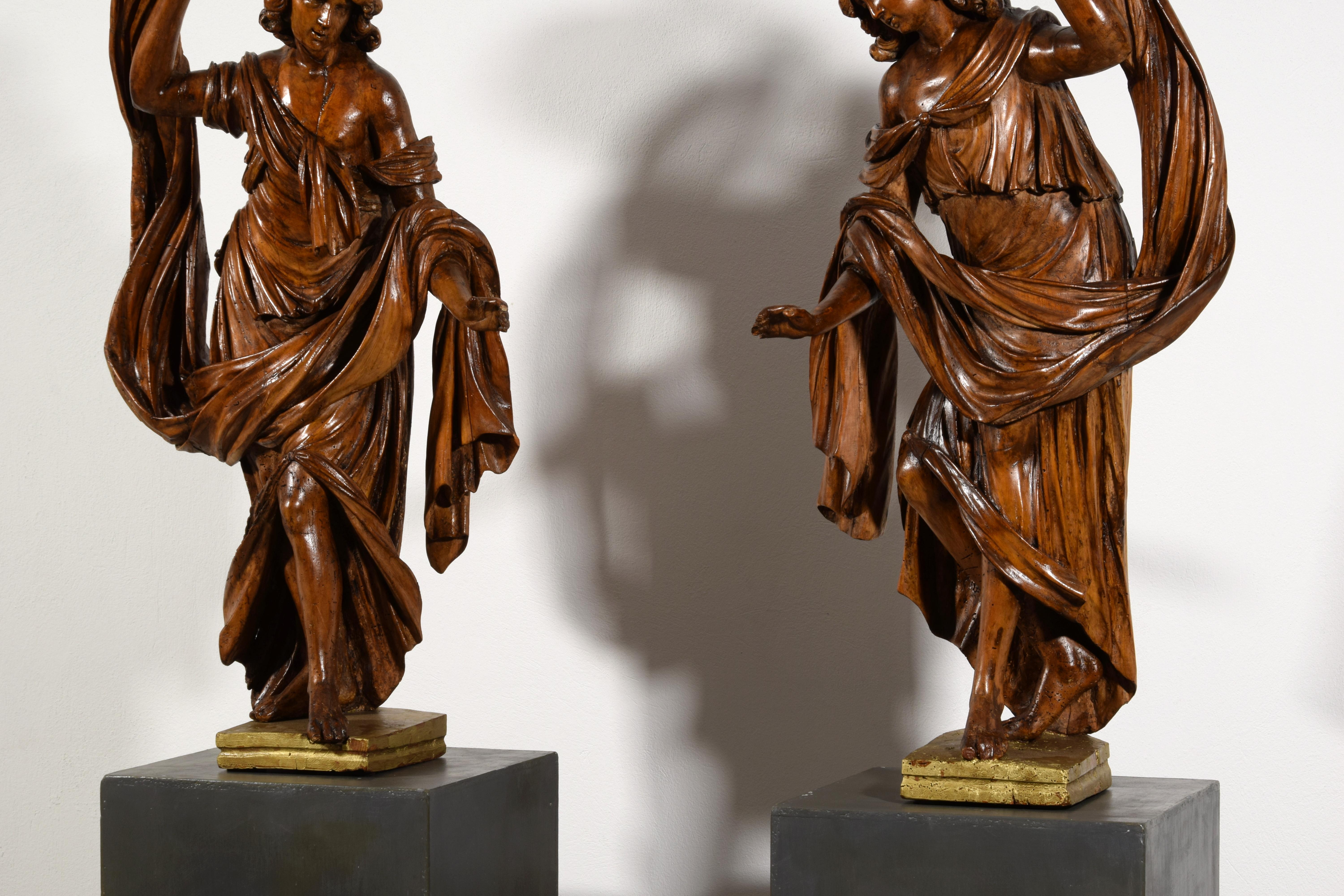 Siglo XVII, Pareja de esculturas barrocas italianas de nogal en venta 9