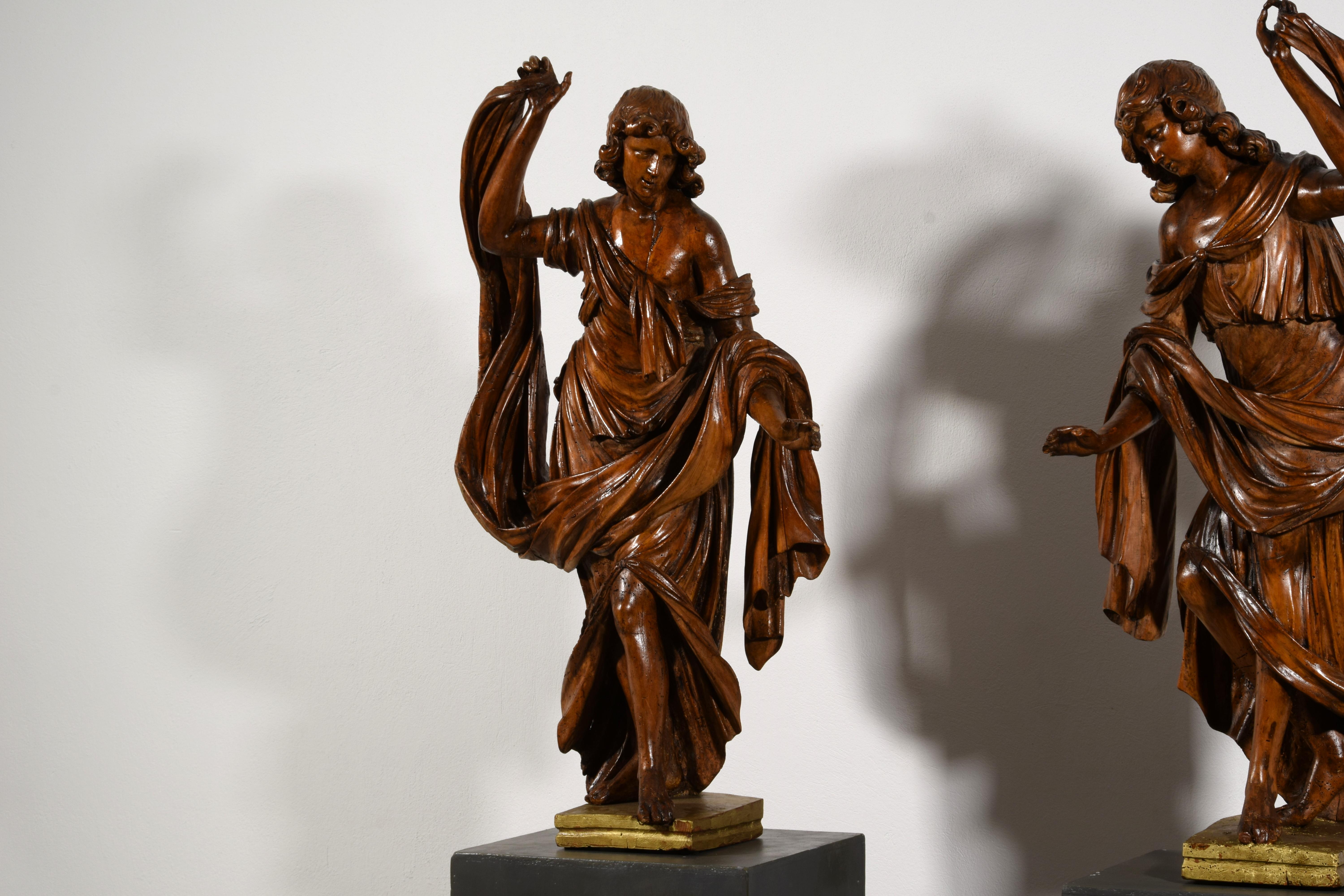 Siglo XVII, Pareja de esculturas barrocas italianas de nogal en venta 10