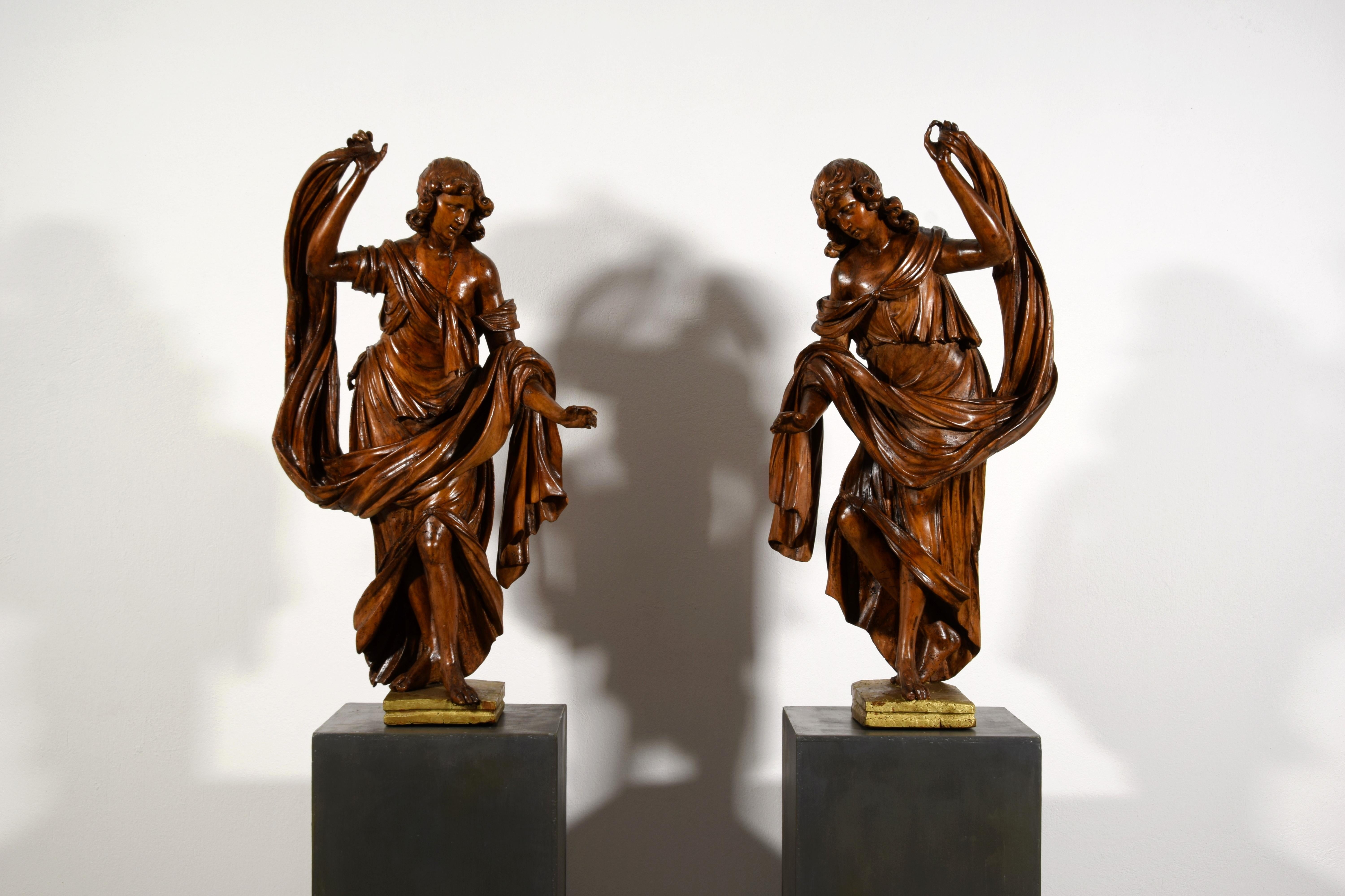 Siglo XVII, Pareja de esculturas barrocas italianas de nogal
Medidas: Al 104 X An 60 X Pr 30 cm

La pareja de esculturas se fabricó en la zona veneciana de Italia hacia finales del siglo XVII, en madera de nogal, y representa a dos ángeles. 
Las dos