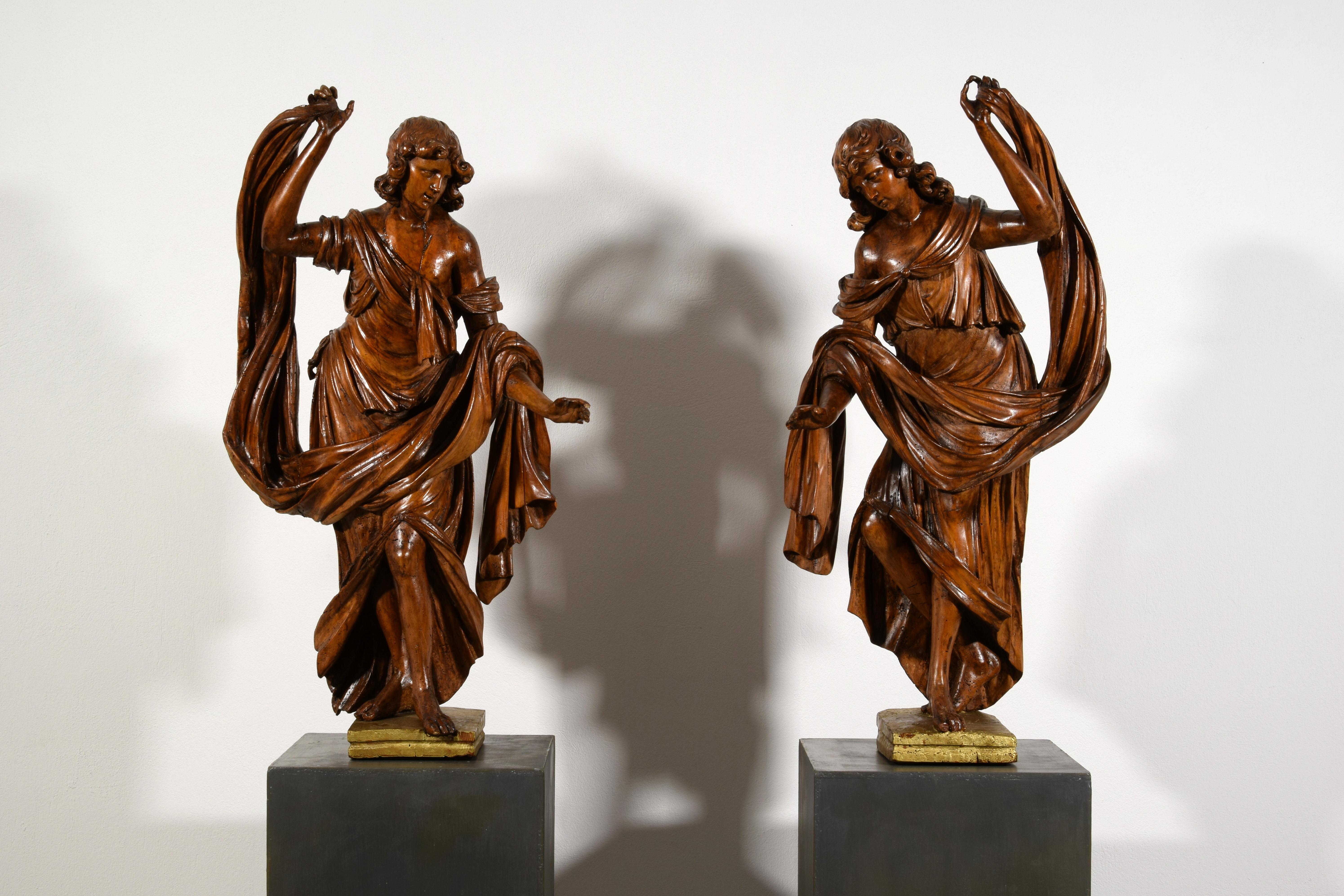 Siglo XVII, Pareja de esculturas barrocas italianas de nogal Italiano en venta