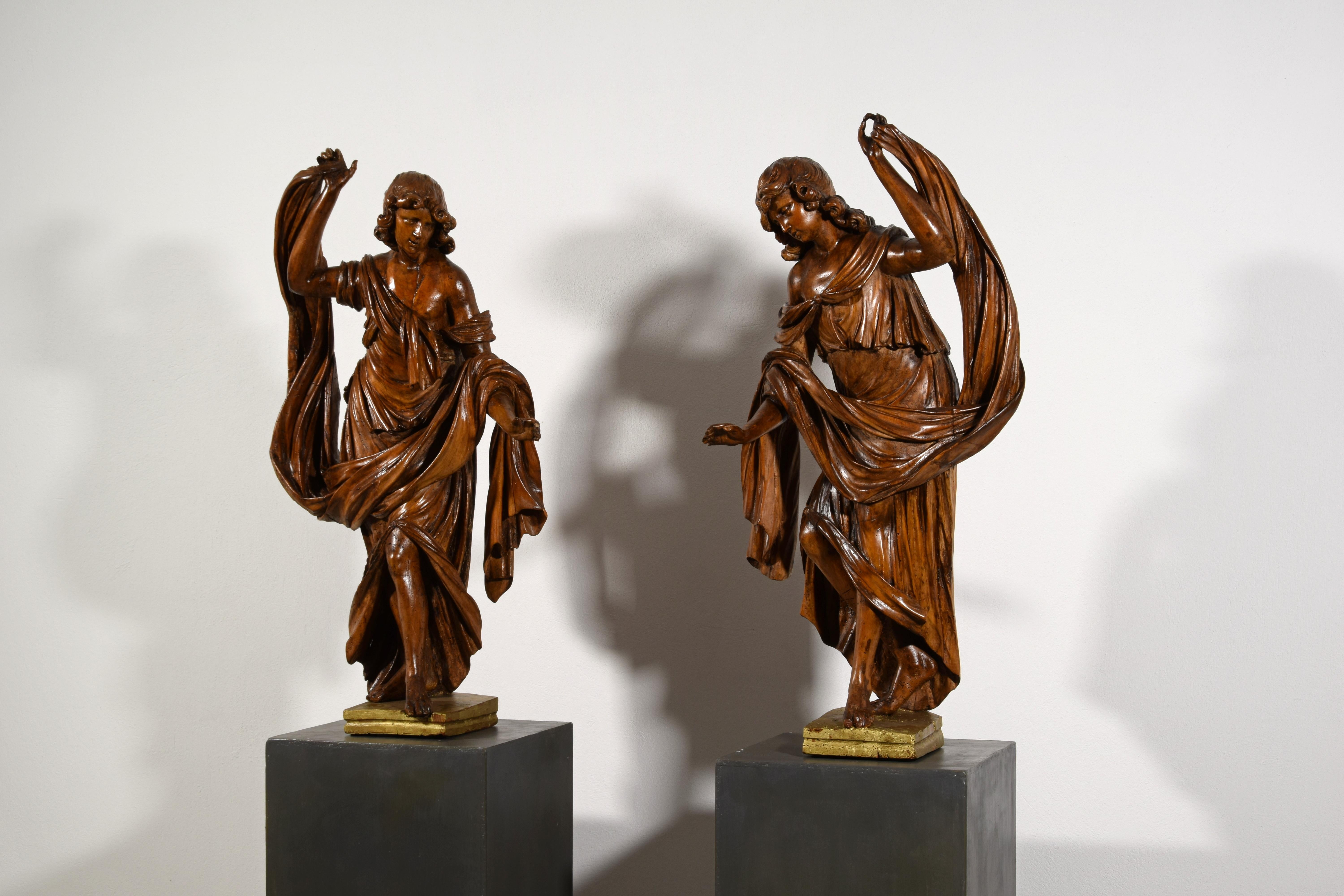 Siglo XVII, Pareja de esculturas barrocas italianas de nogal Tallado a mano en venta