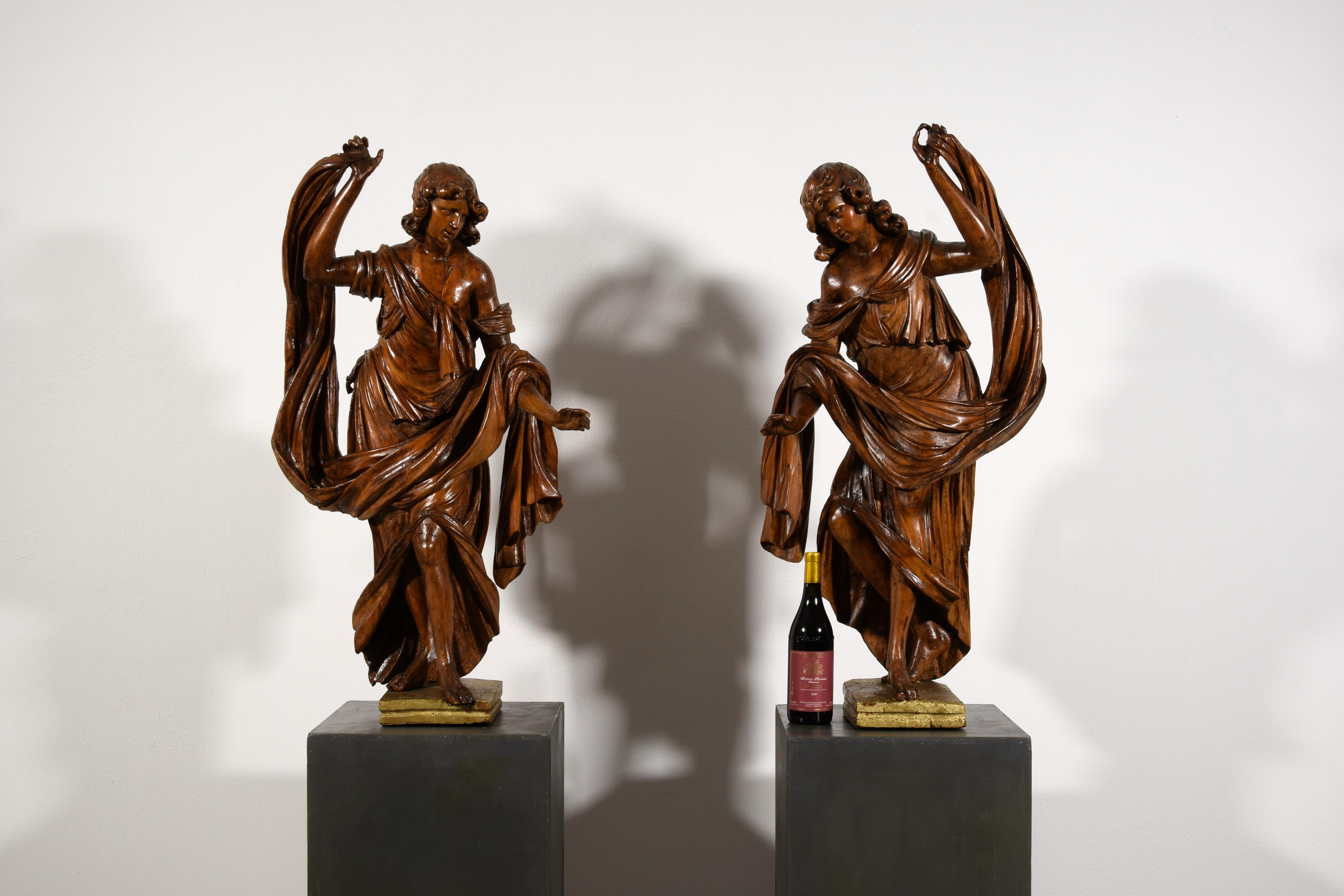 Siglo XVII, Pareja de esculturas barrocas italianas de nogal siglo XVII en venta