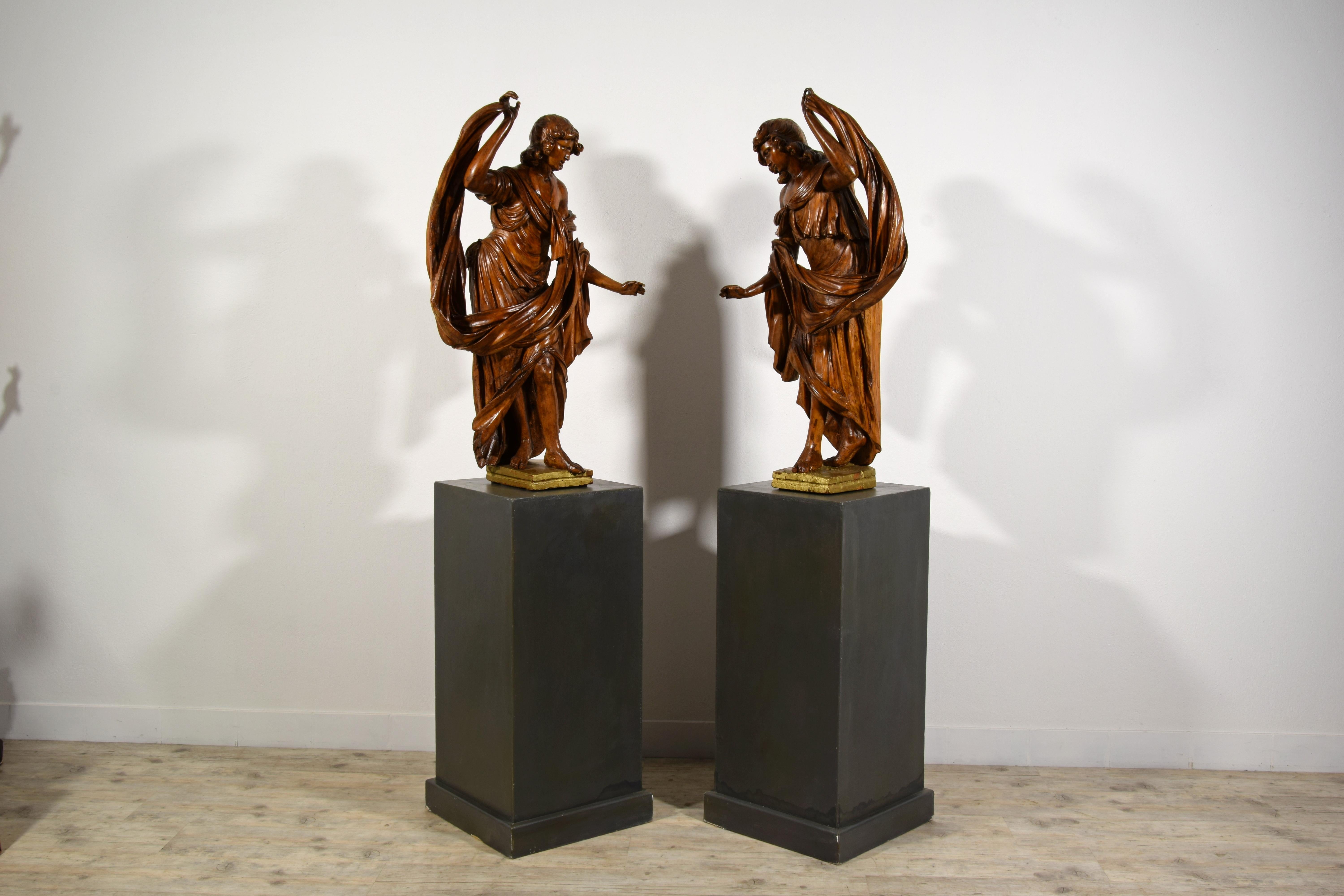 Siglo XVII, Pareja de esculturas barrocas italianas de nogal en venta 2