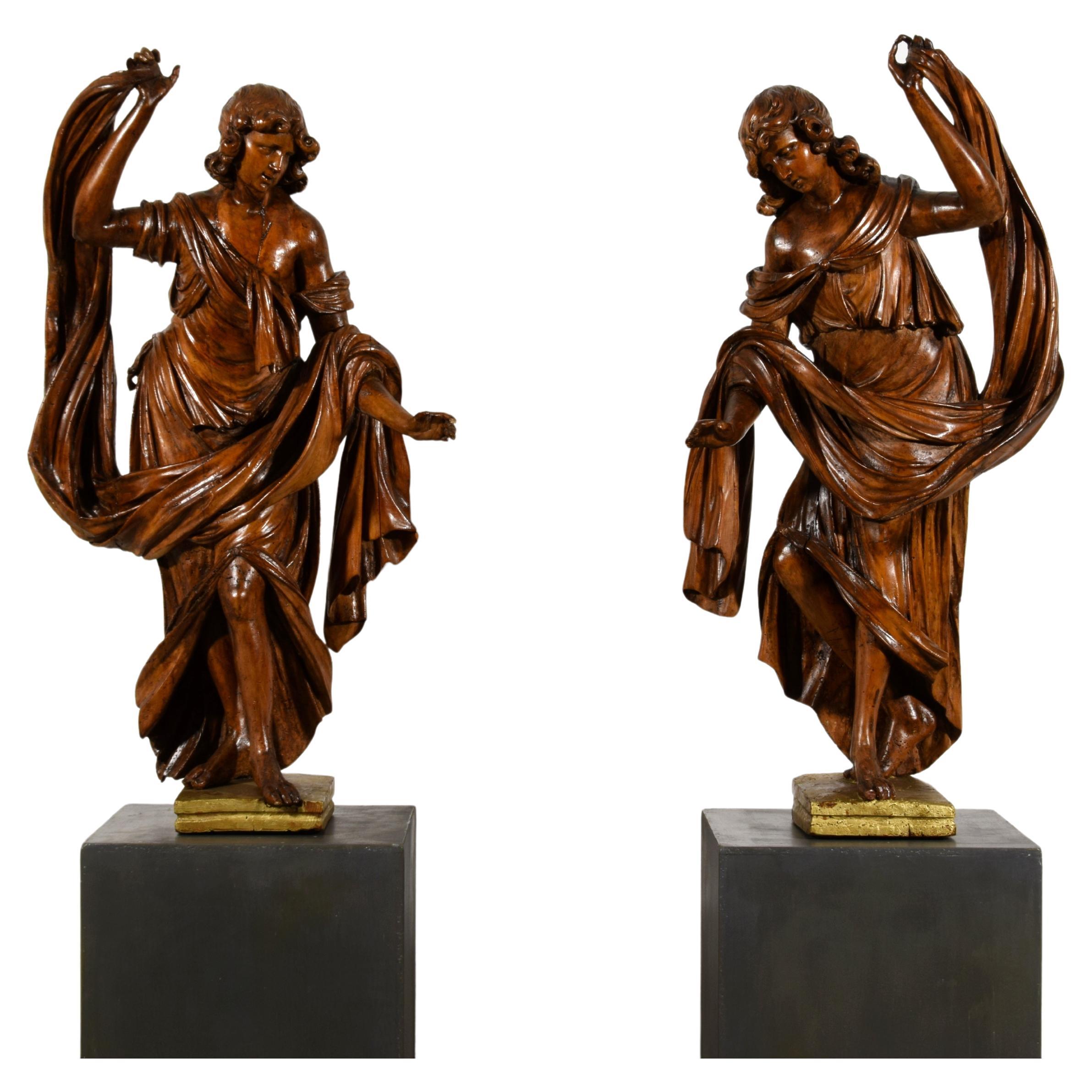 Siglo XVII, Pareja de esculturas barrocas italianas de nogal en venta