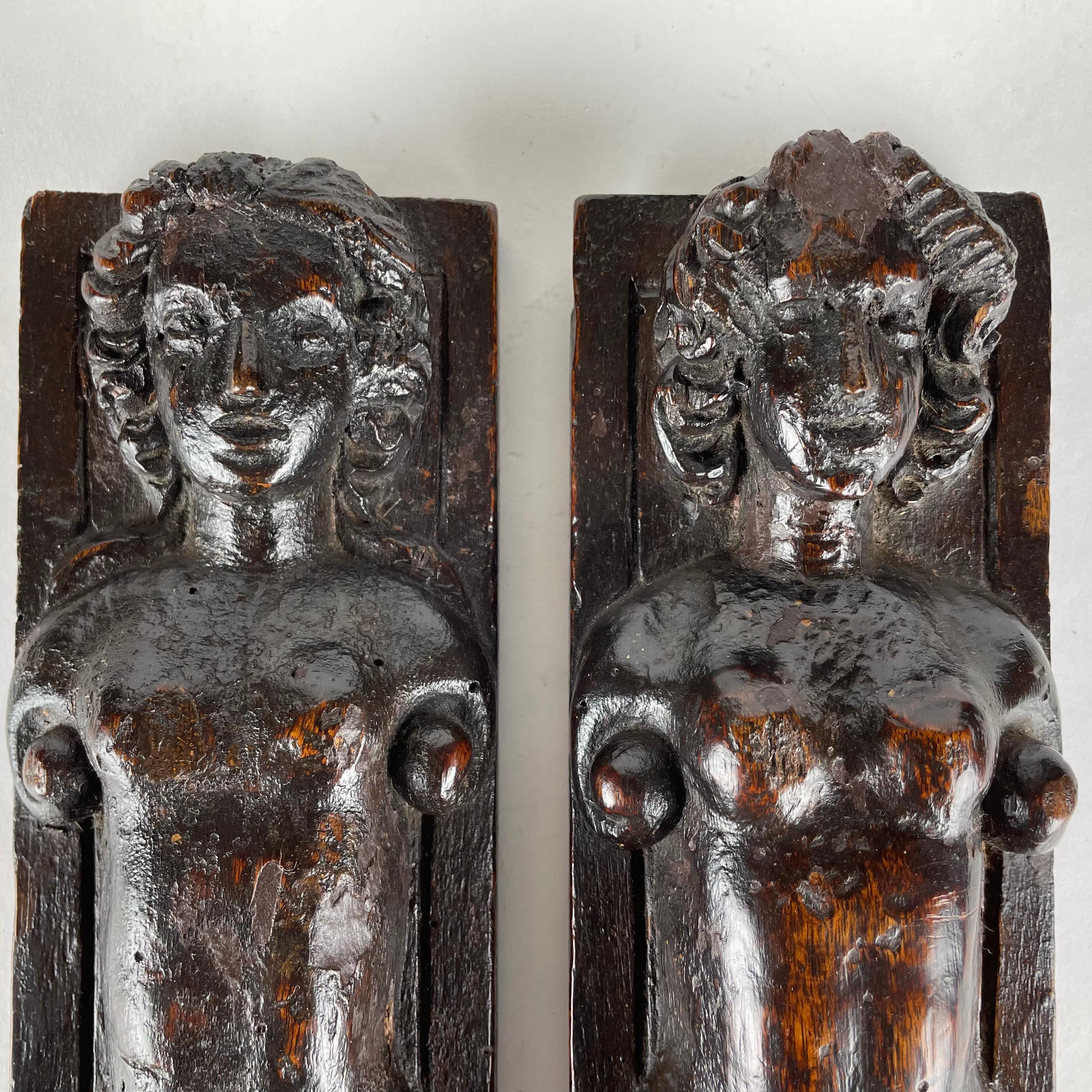 17th Century Pair of Italian Caryatids Hand-Carved Walnut Female Figures In Good Condition For Sale In Milan, IT