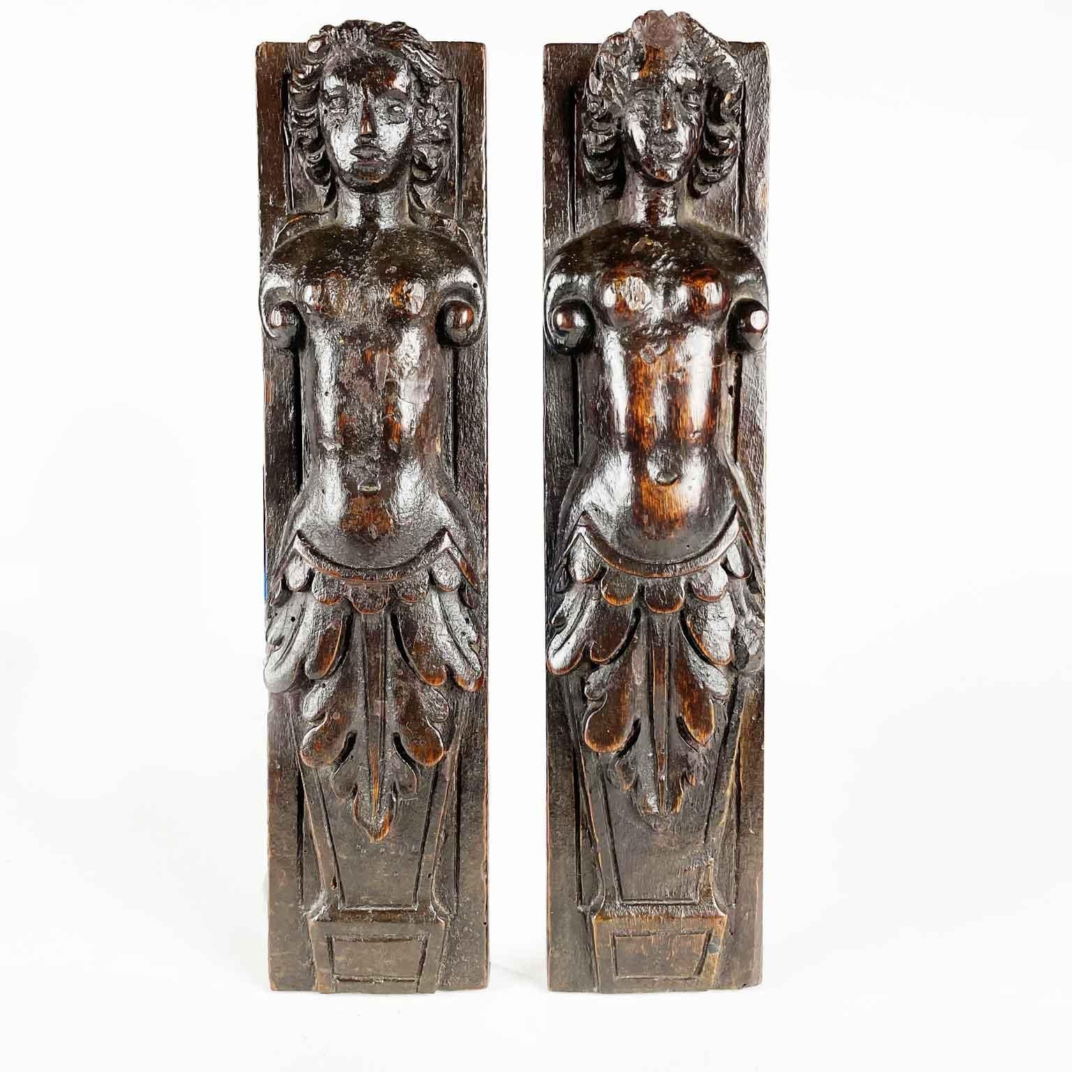 Paar geschnitzte Karyatiden aus italienischem Nussbaumholz aus dem 17. Jahrhundert, ein antikes Paar barocker, handgeschnitzter weiblicher Figuren mit einer schönen dunklen Patina. Guter altersbedingter Zustand, beide geschnitzten Tafeln zeigen