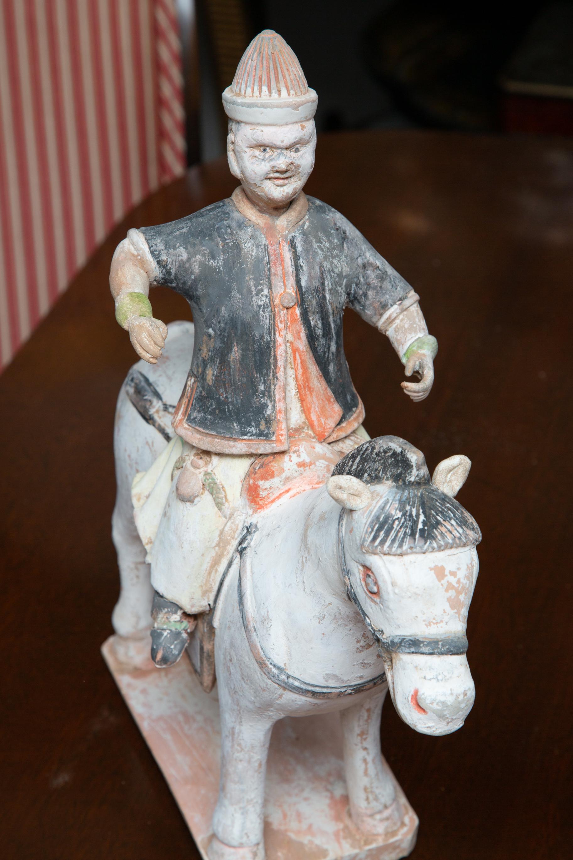 Es handelt sich um ein einzigartiges Paar bemalter chinesischer Terrakotta-Herren in einheimischer Tracht auf einem Pferd, die angeblich aus der Ming-Zeit stammen.