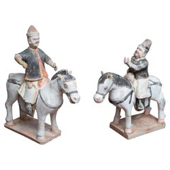 Paire de hommes chinois sur chevaux en terre cuite peinte du 17me sicle