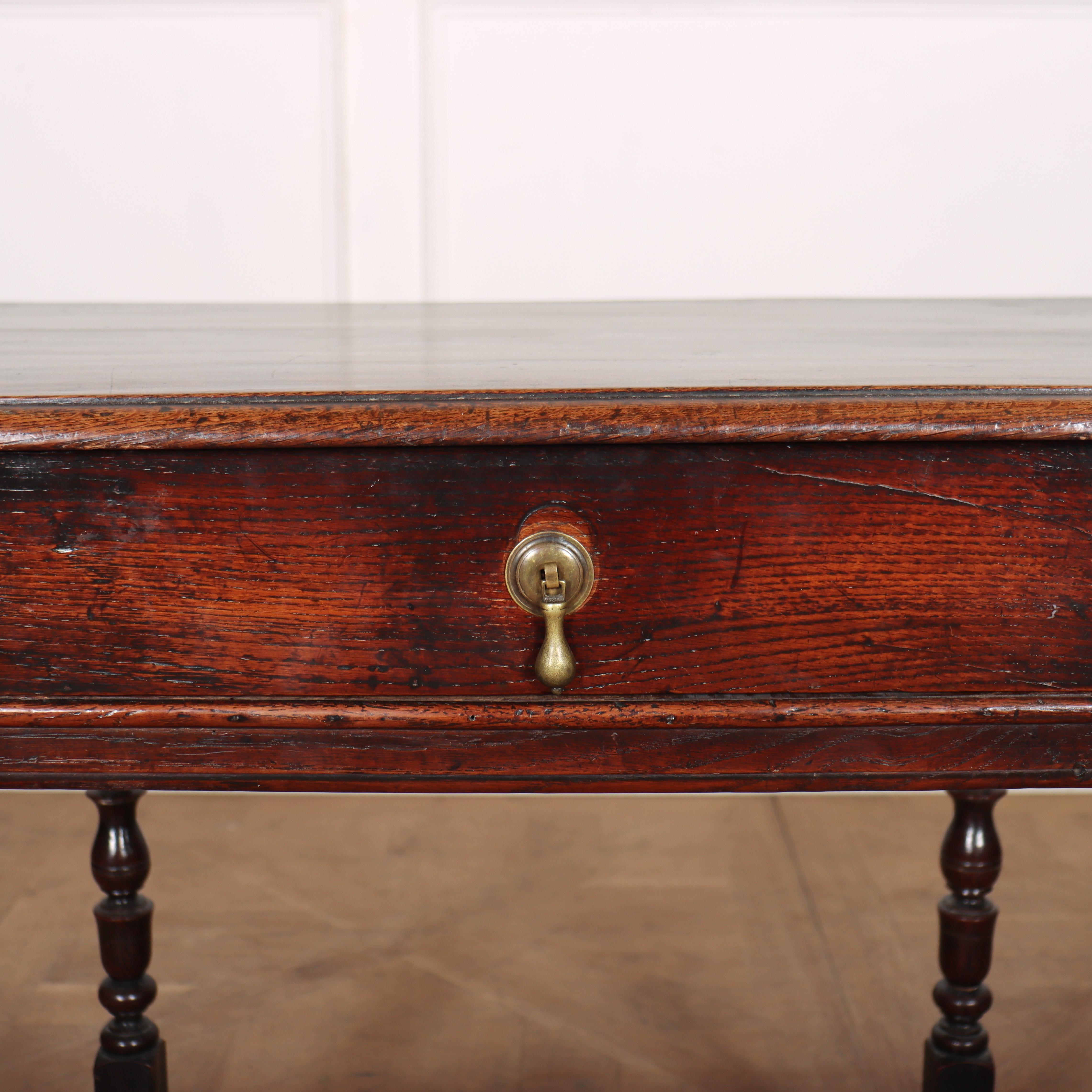 Merveilleuse petite table d'appoint / lampe en chêne d'époque du 17e siècle à un tiroir dans une couleur étonnante. 1690.

Code : 8530

Dimensions :
W: 32