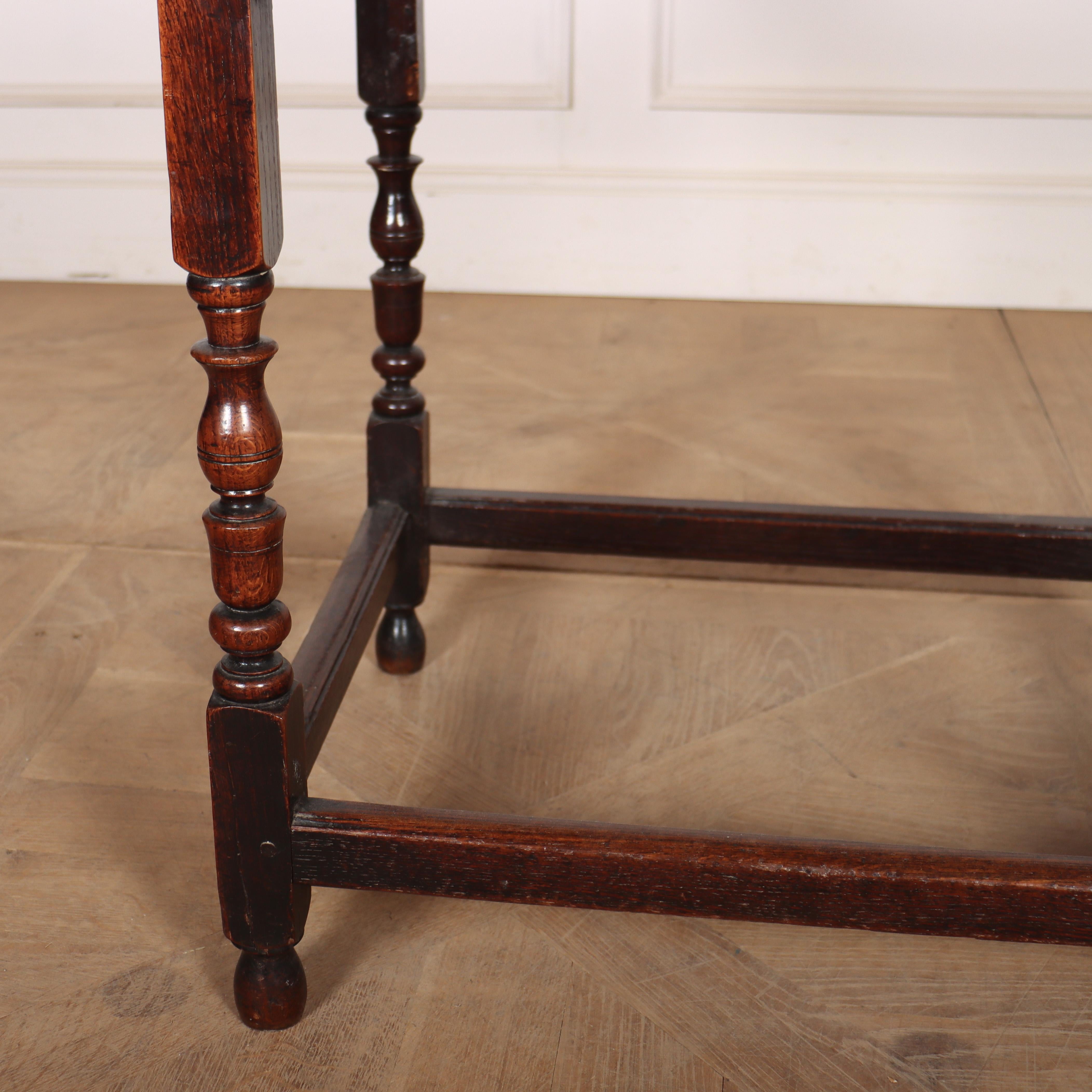 Anglais Table de lampe en Oak d'époque du 17e siècle en vente