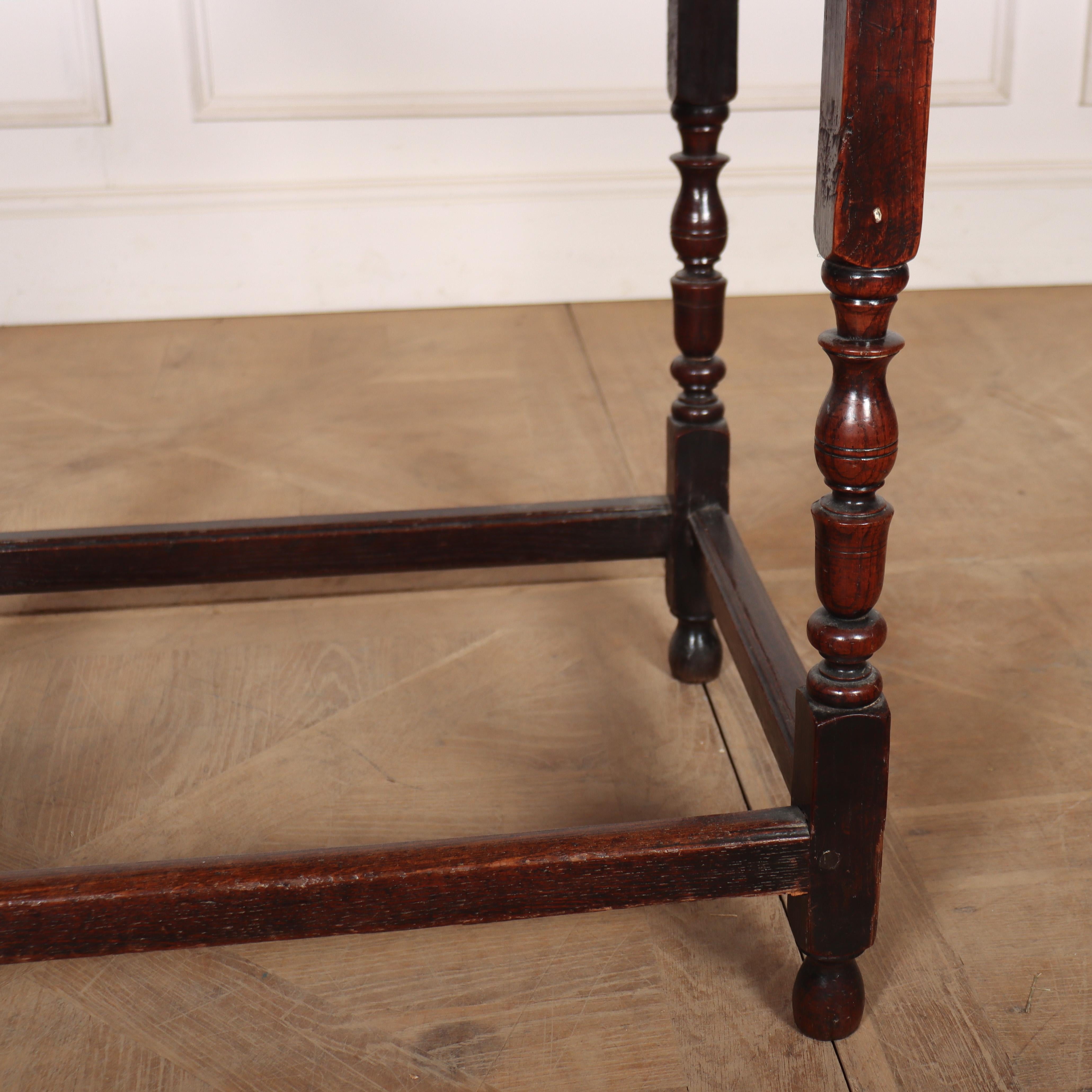 Table de lampe en Oak d'époque du 17e siècle Bon état - En vente à Leamington Spa, Warwickshire