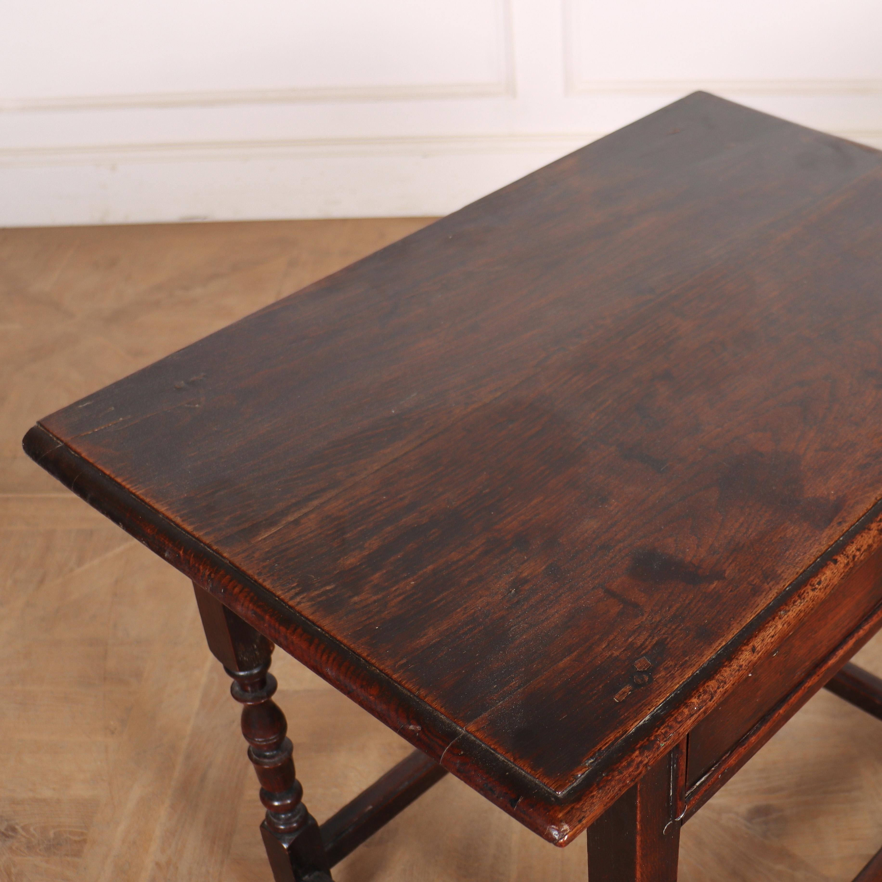 XVIIIe siècle et antérieur Table de lampe en Oak d'époque du 17e siècle en vente