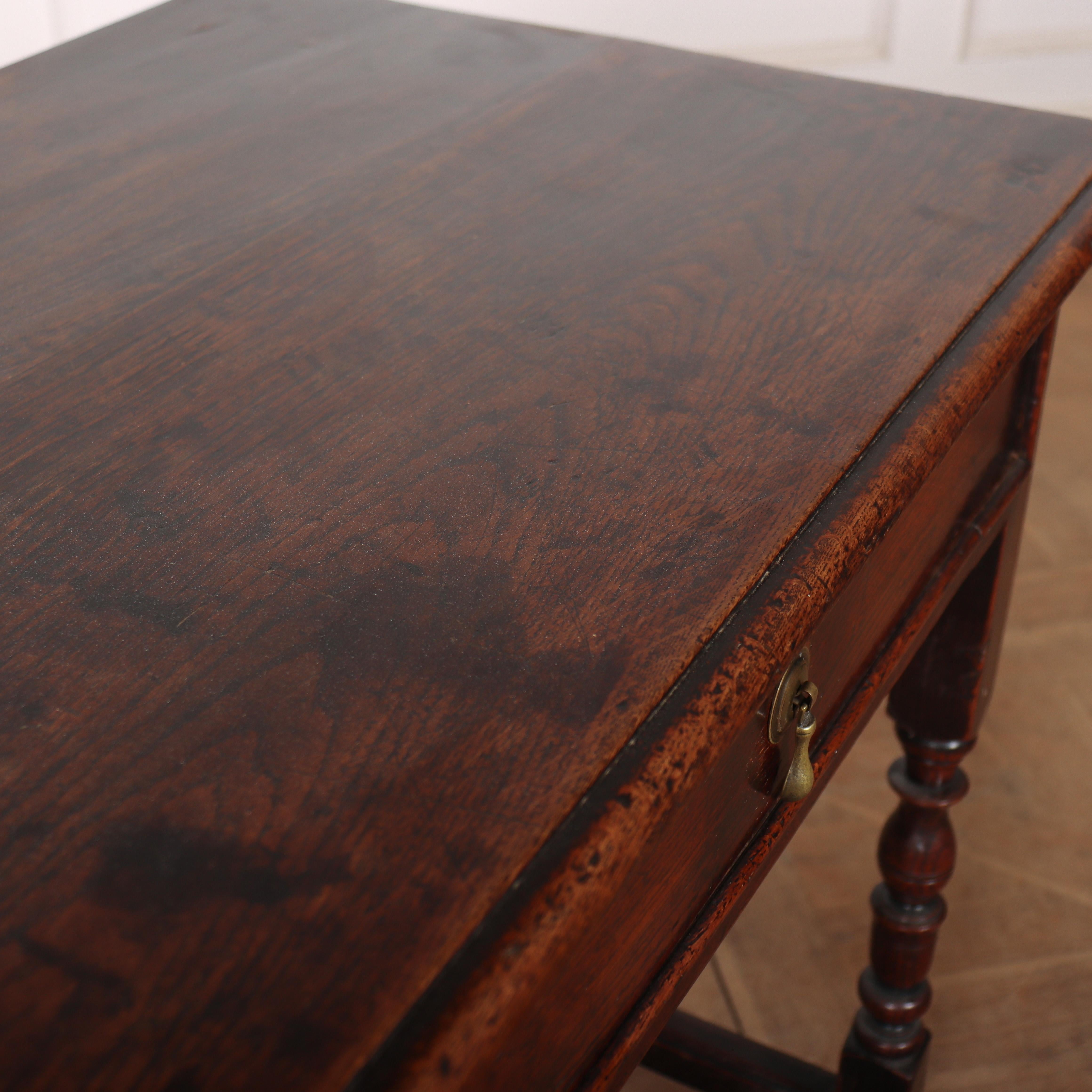 Chêne Table de lampe en Oak d'époque du 17e siècle en vente