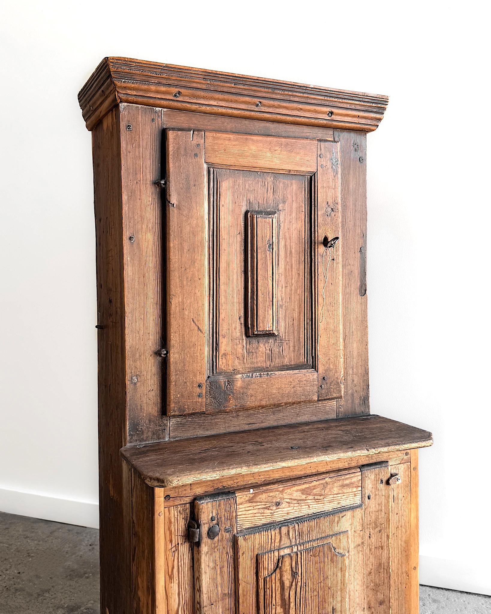 Petite armoire suédoise du 17e siècle en vente 3