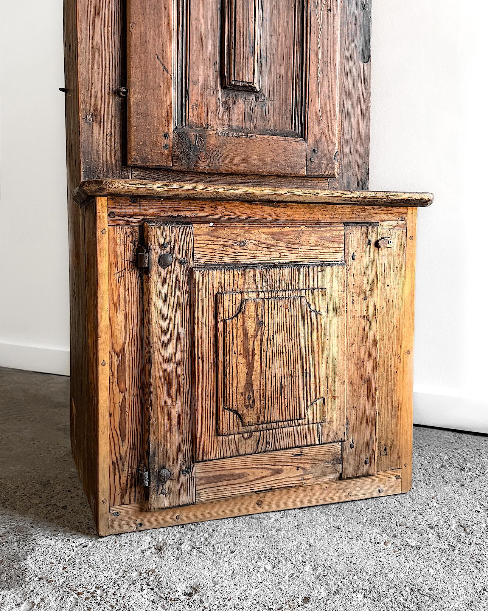 Petite armoire suédoise du 17e siècle en vente 4
