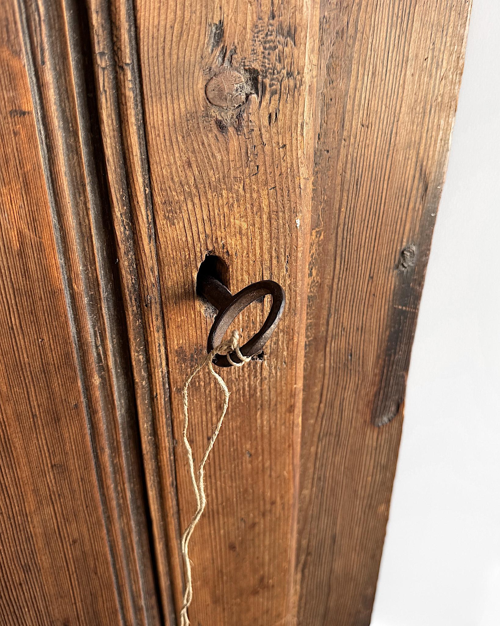 Petite armoire suédoise du 17e siècle en vente 5