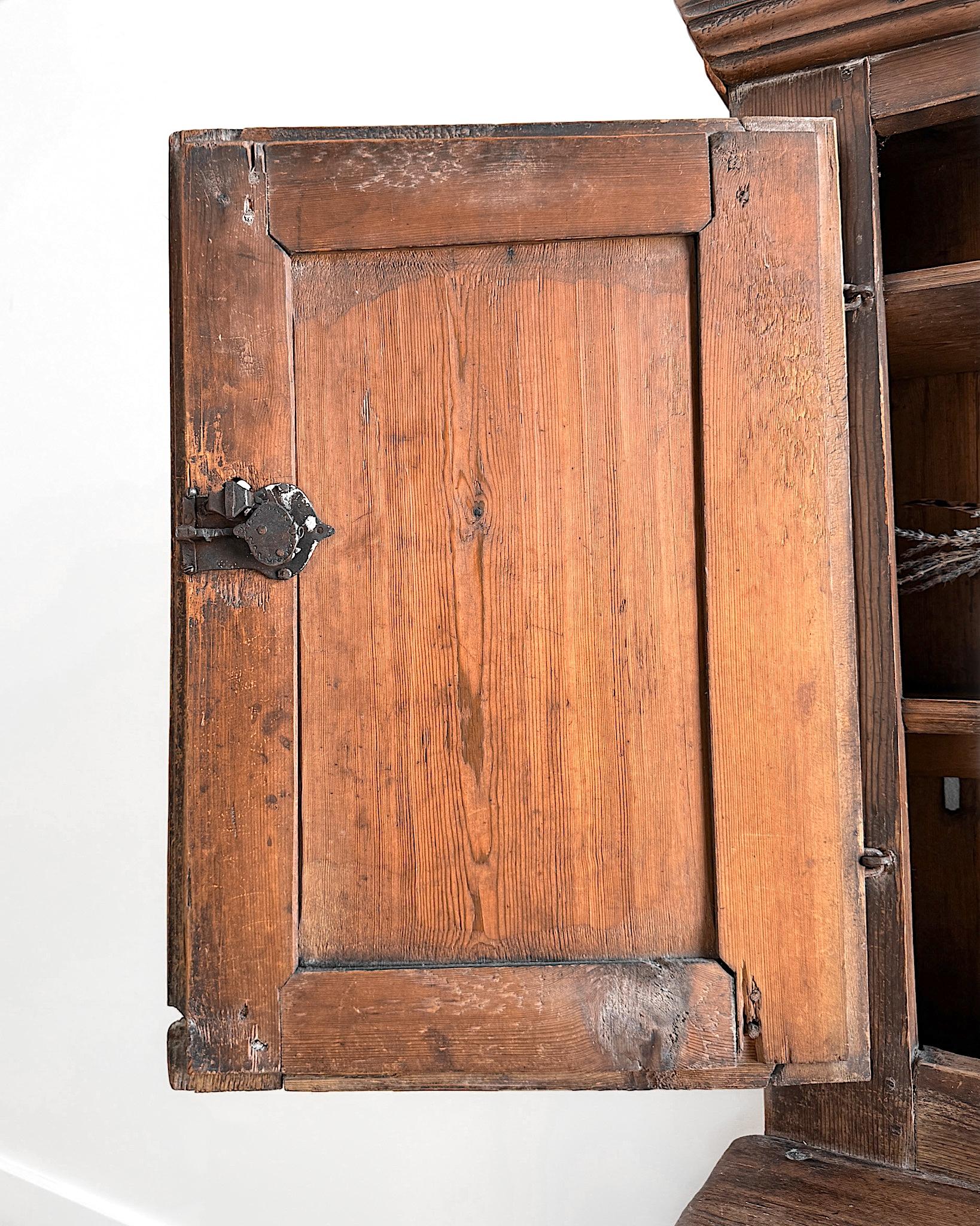 Petite armoire suédoise du 17e siècle en vente 6