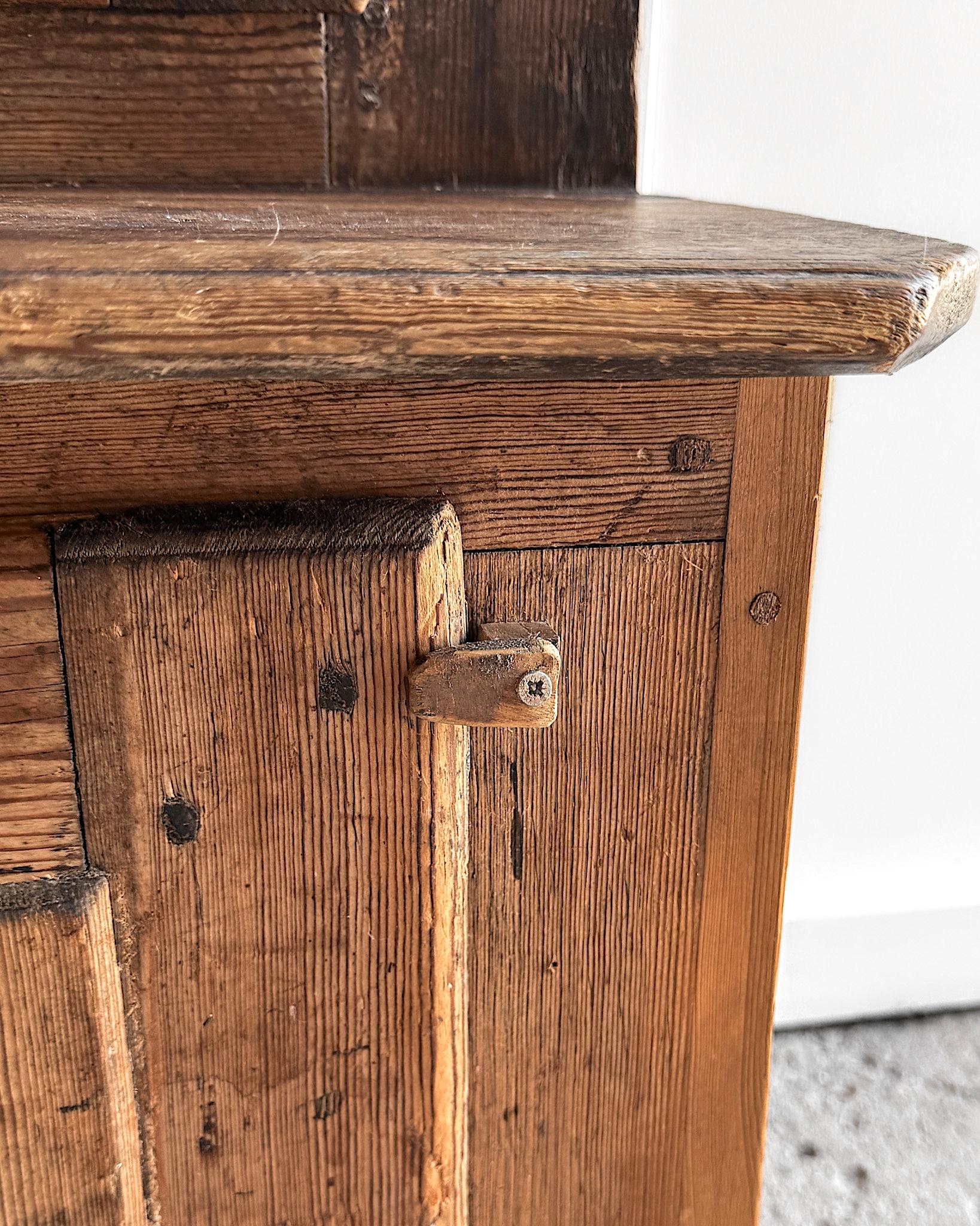 Petite armoire suédoise du 17e siècle en vente 9