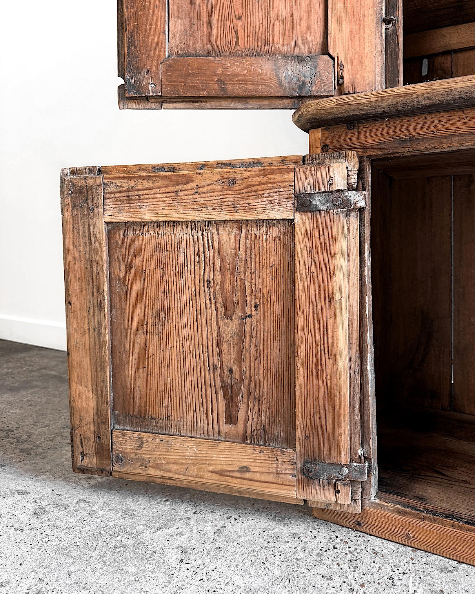 Petite armoire suédoise du 17e siècle en vente 10