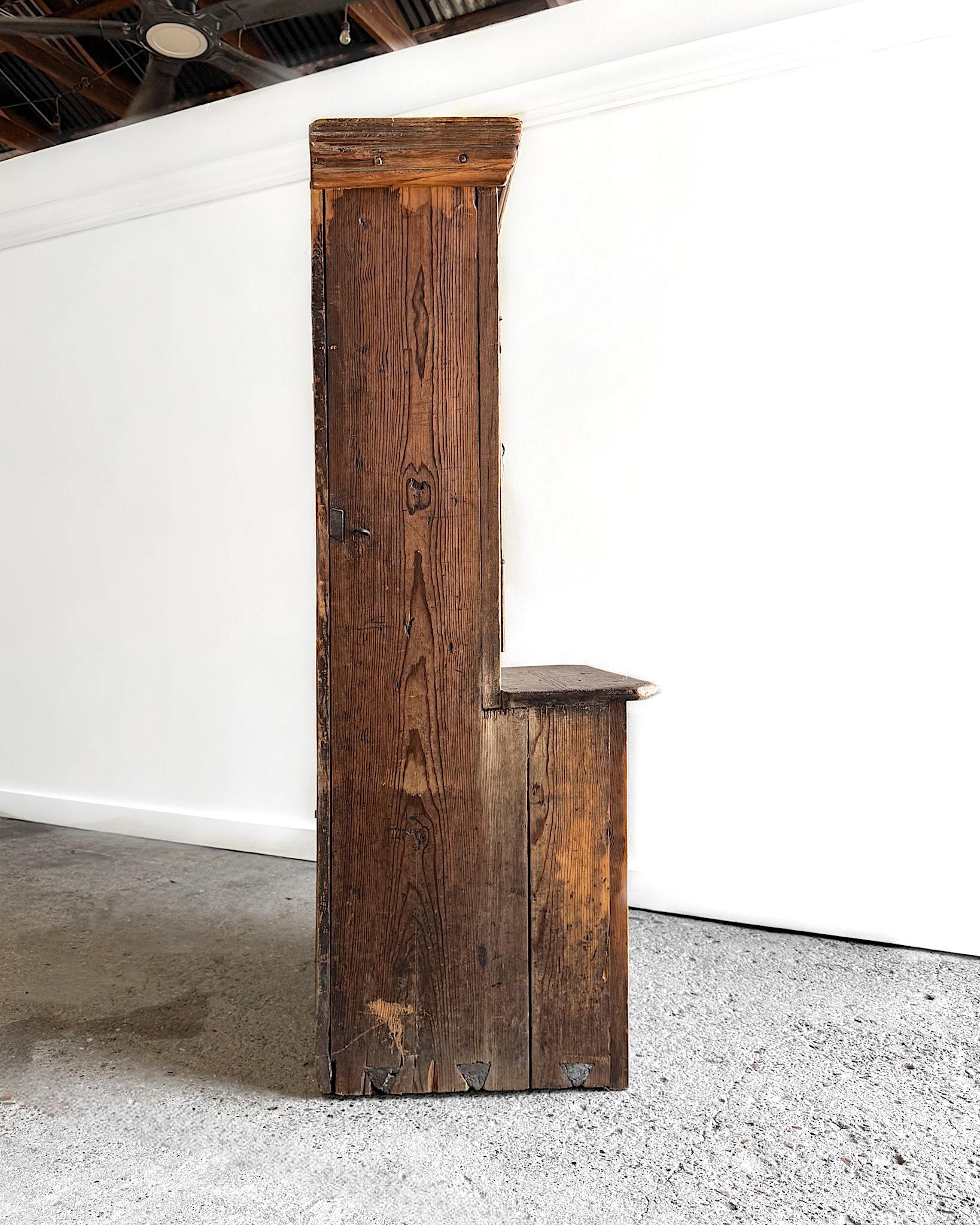 Petite armoire suédoise du 17e siècle en vente 11