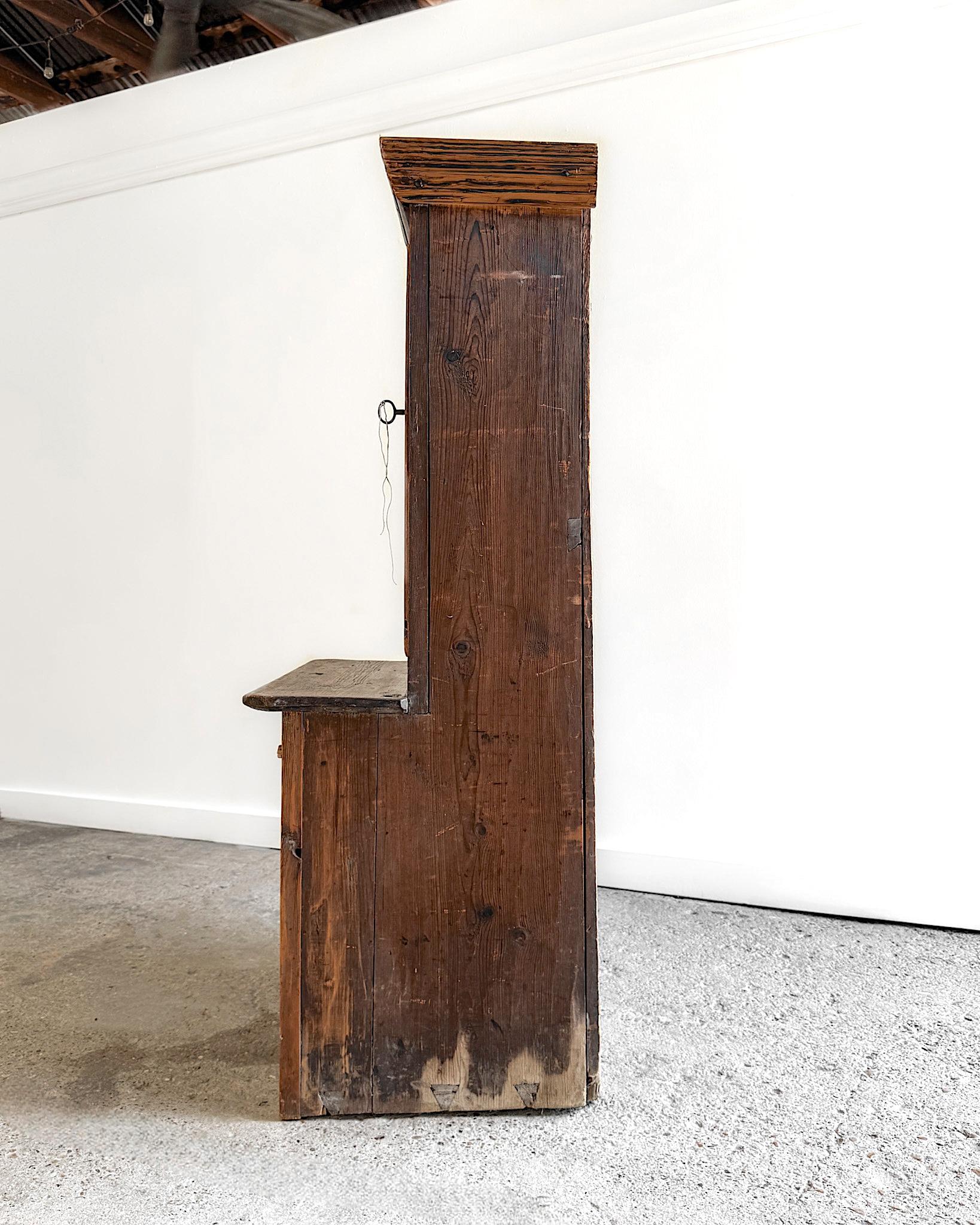 Petite armoire suédoise du 17e siècle en vente 12